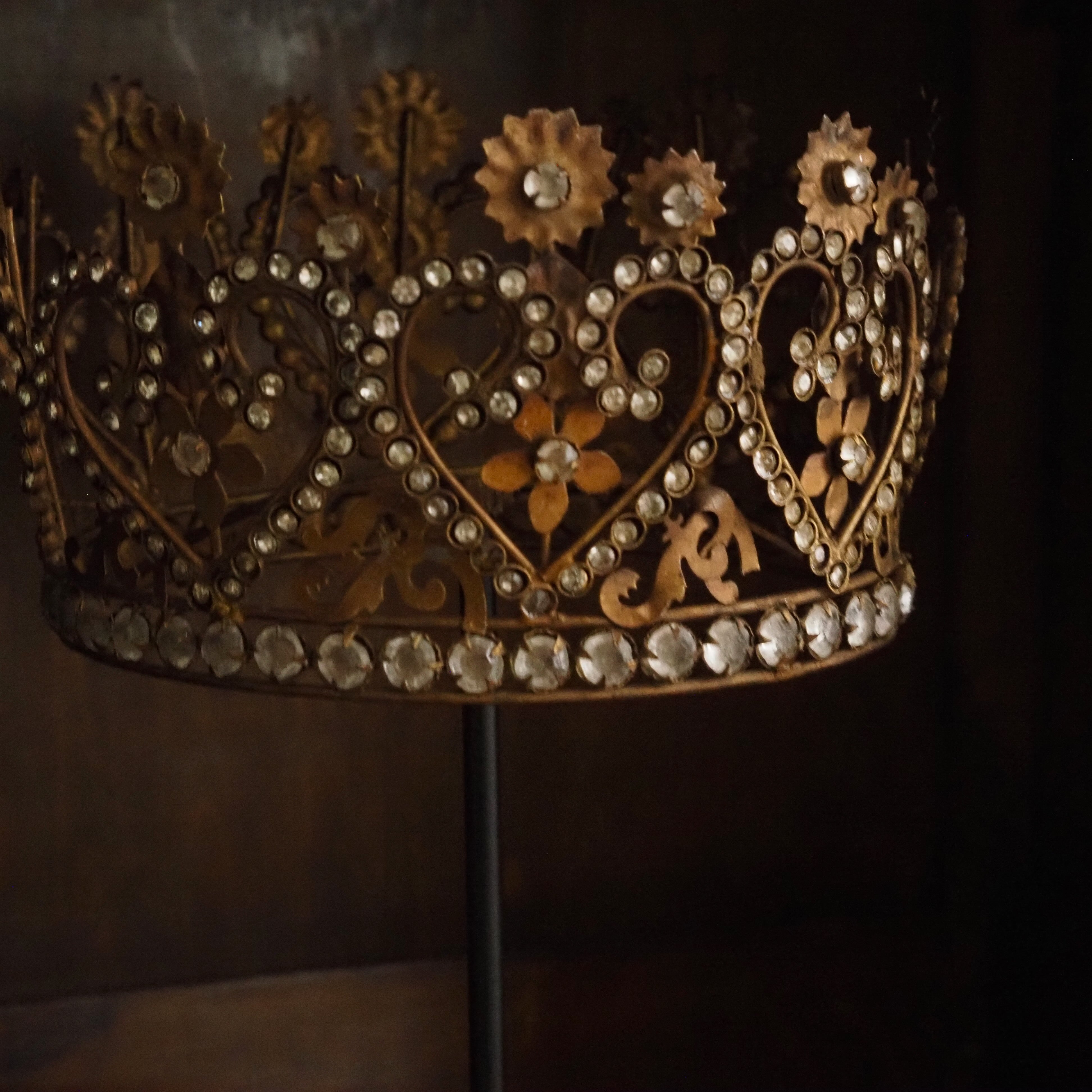 Dekokrone auf Fuß · historisierende Krone mit Glassteinen