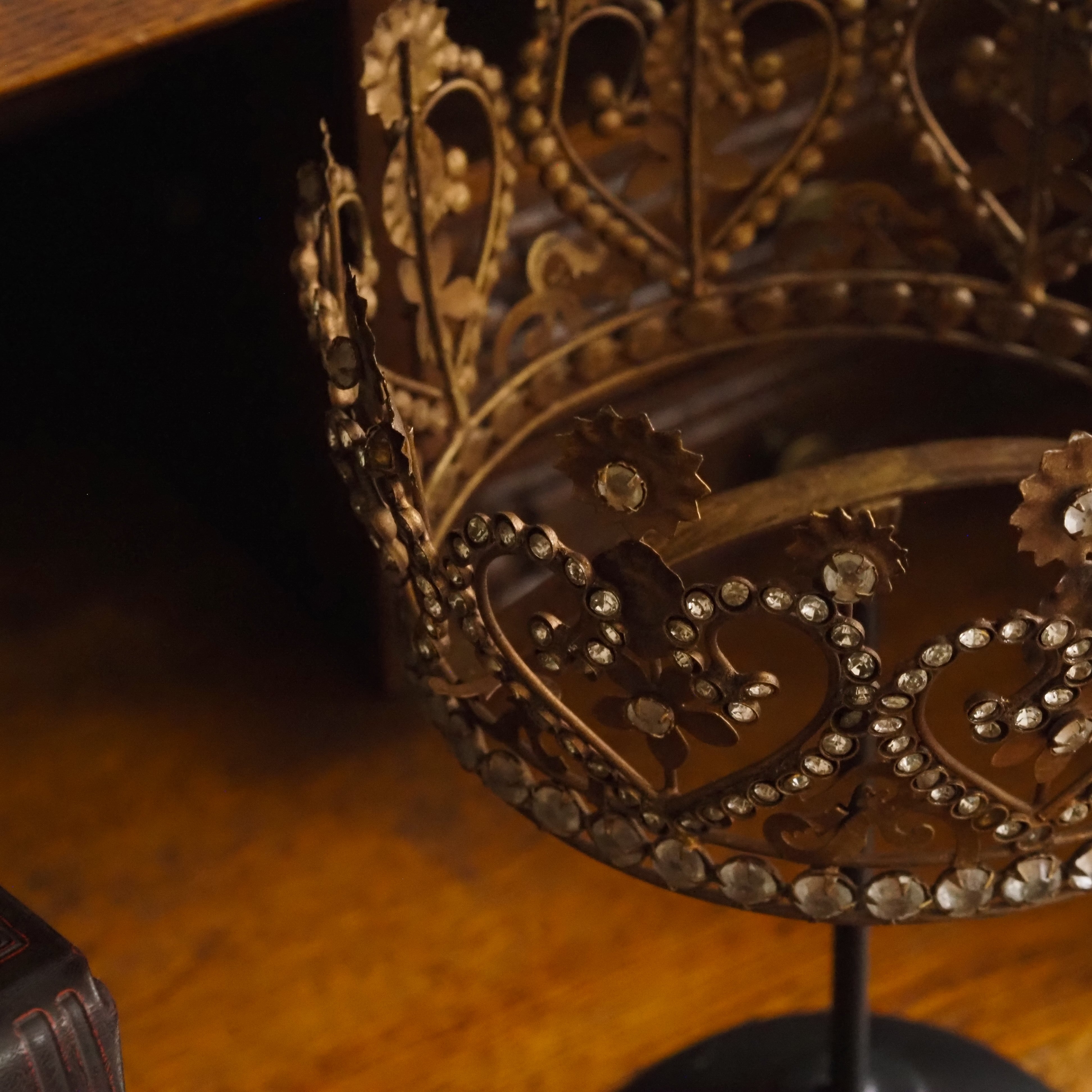 Dekokrone auf Fuß · historisierende Krone mit Glassteinen
