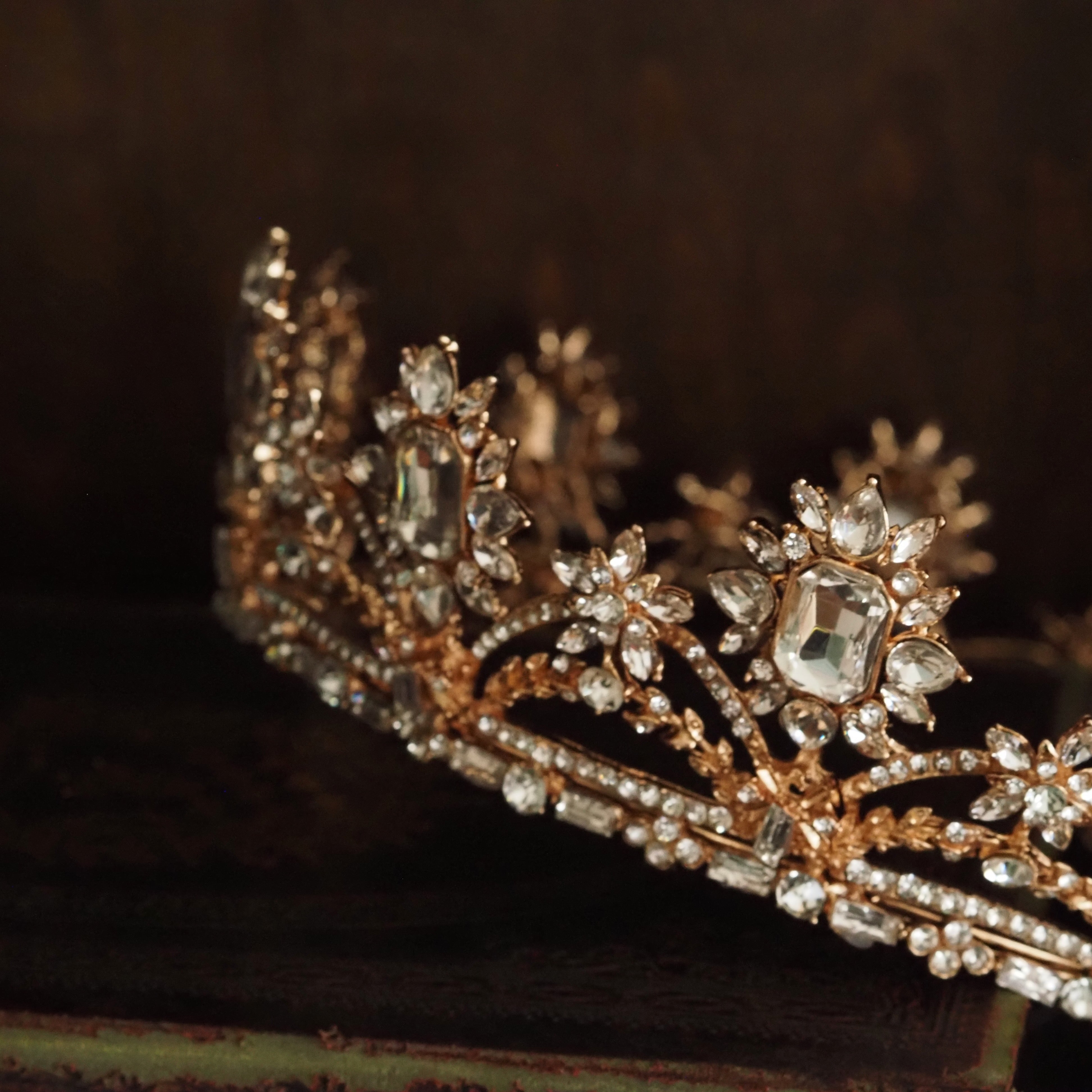 Dekokrone · historisierende Formensprache / ornamentales Objekt