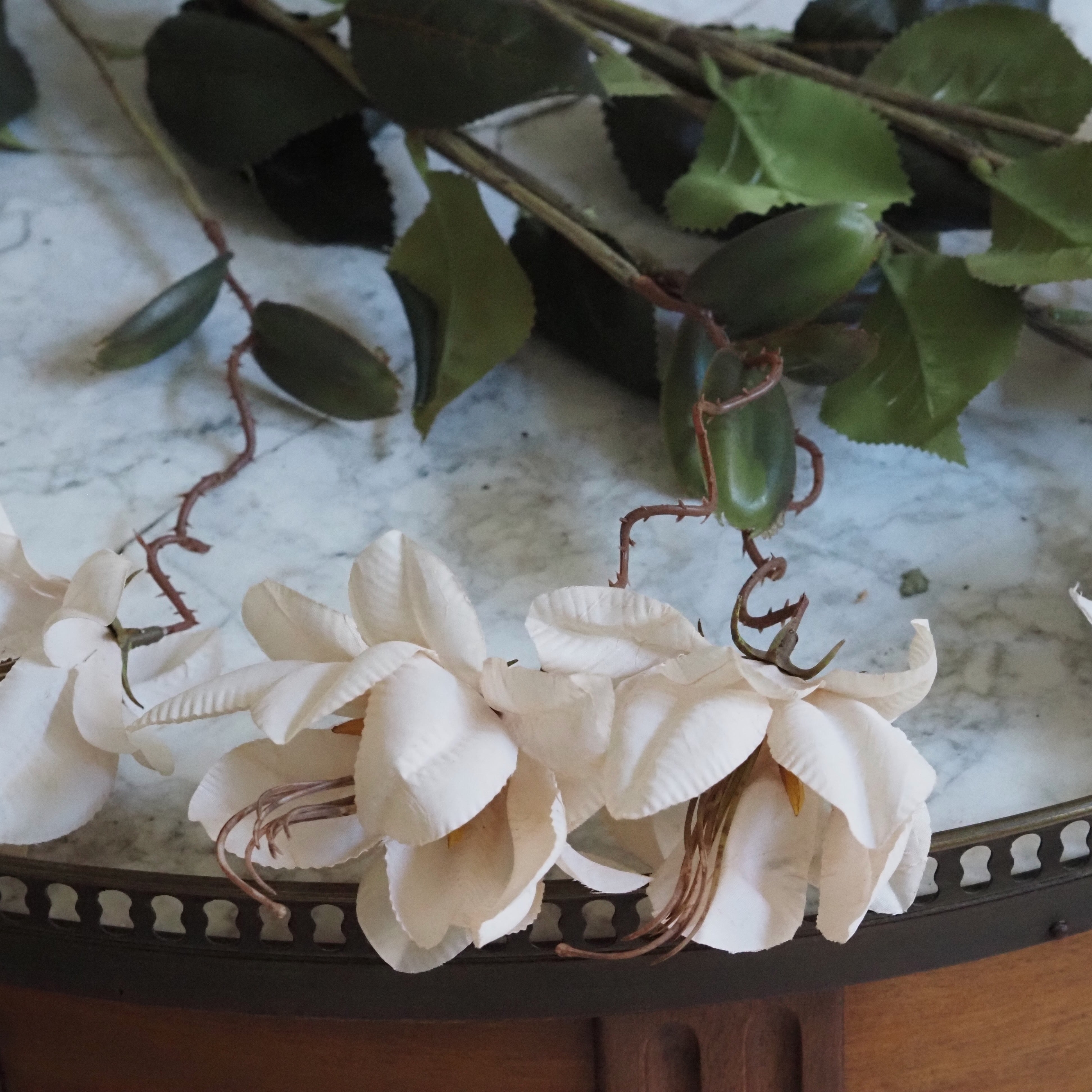 Blütenzweig Creme · Magnolienblüten aus Textil mit Blattwerk, 125 cm