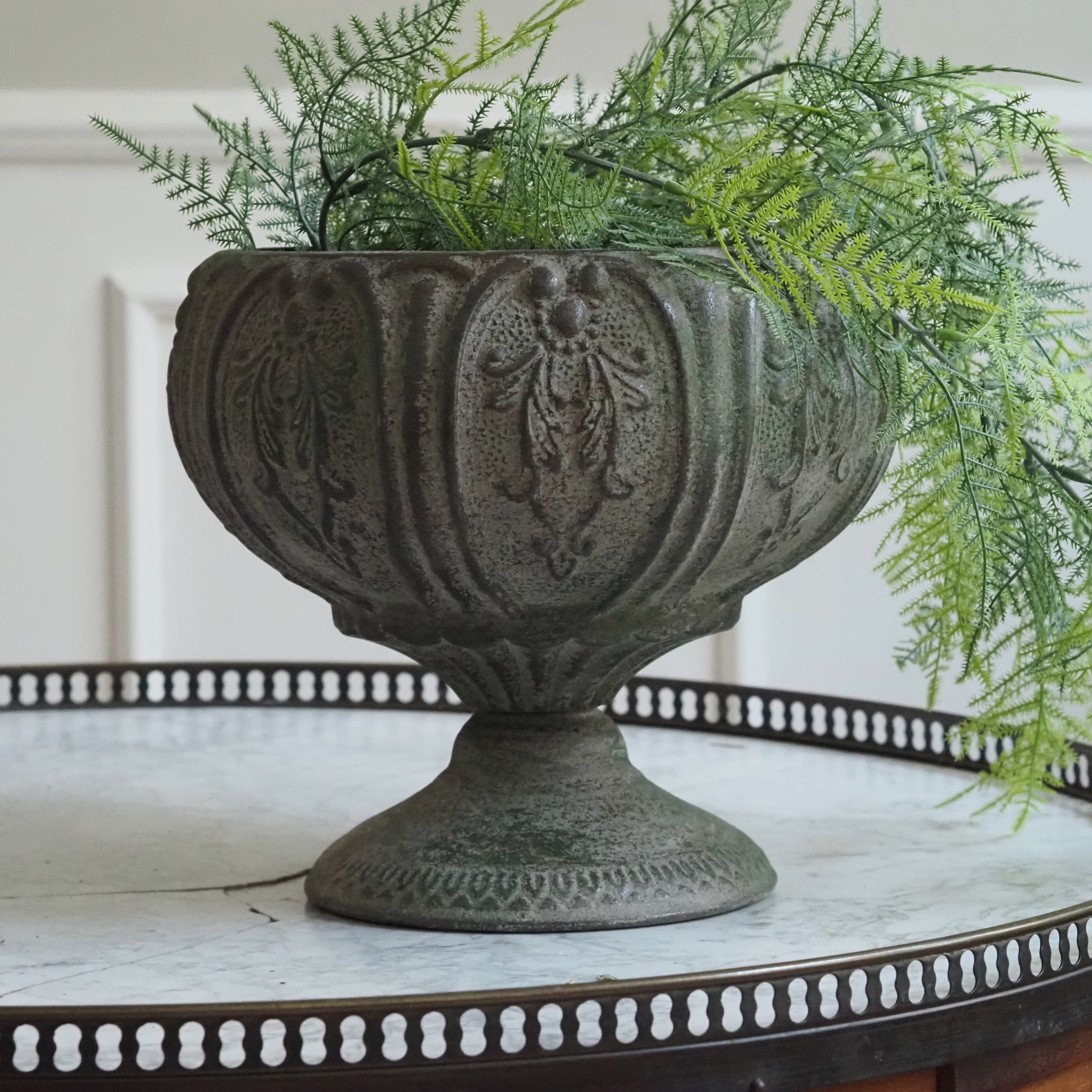 Gartenurne Metall Graugrün · Reliefverzierte Pokalvase im Historismus-Stil, Vintage