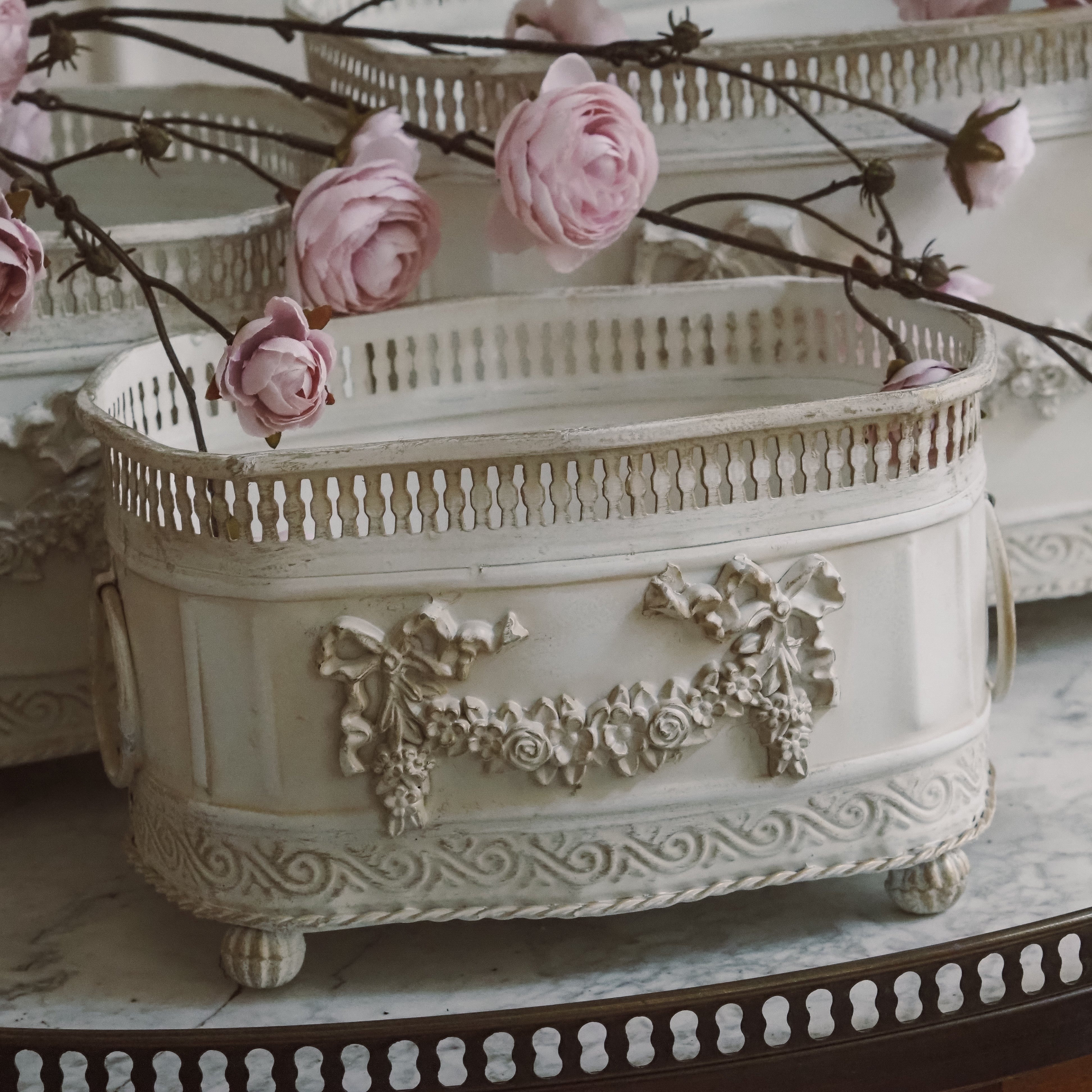 Jardinière Weiß Metall · Louis XVI Stil mit Blumengirlande und Galerierand — S / M / L