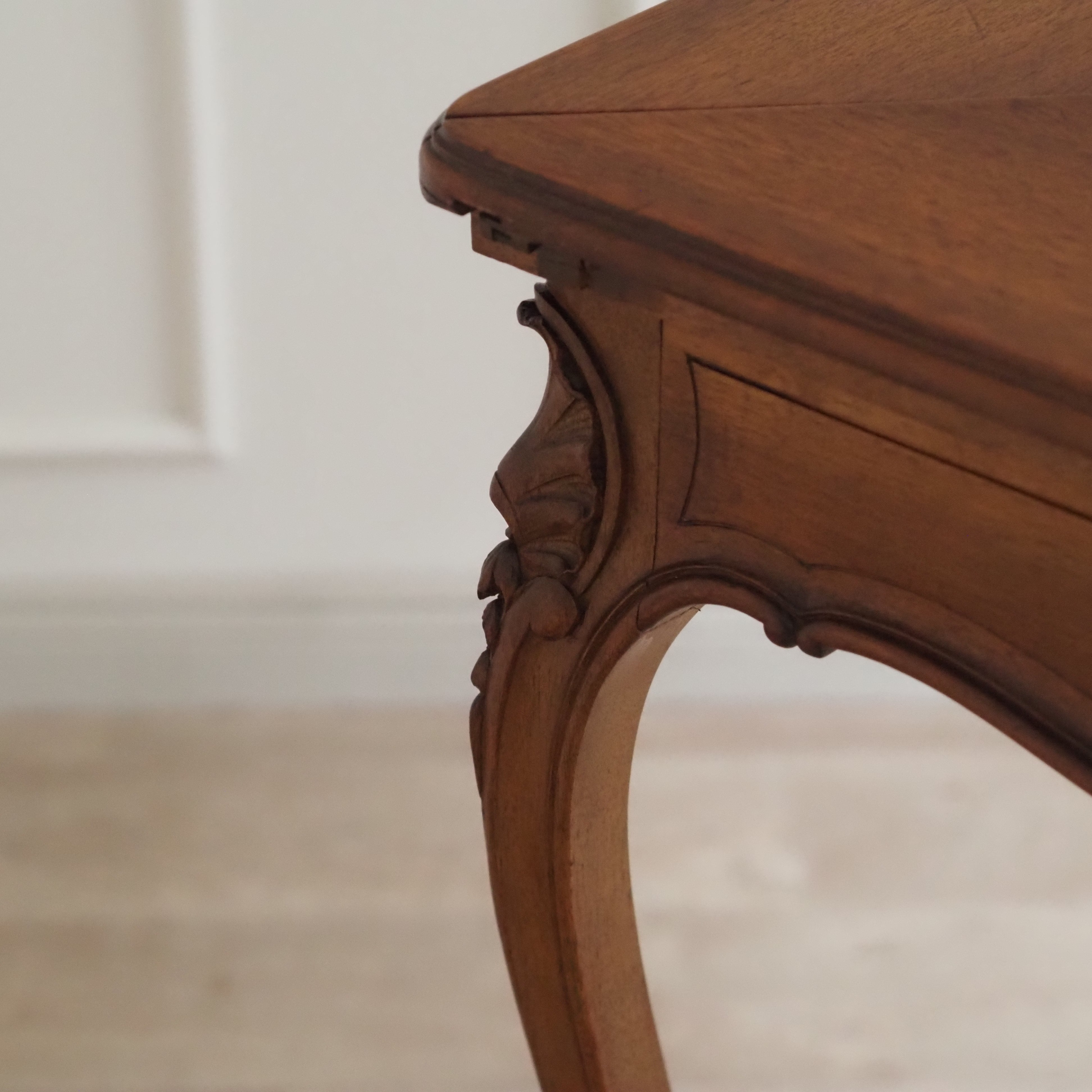 Antiker Louis-XV Spieltisch mit Klappmechanik und roter Filzauflage, um 1890