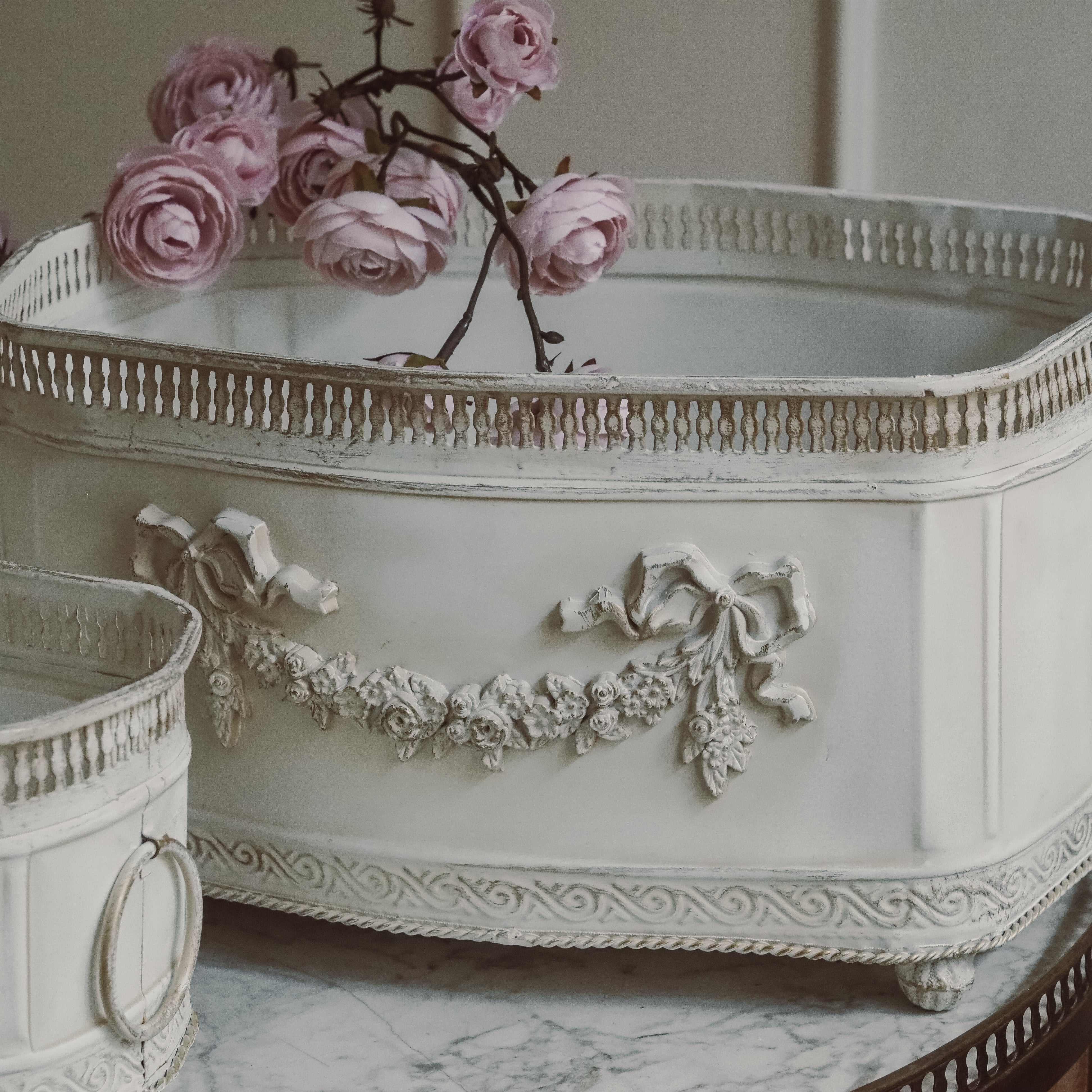 Jardinière Weiß Metall · Louis XVI Stil mit Blumengirlande und Galerierand — S / M / L