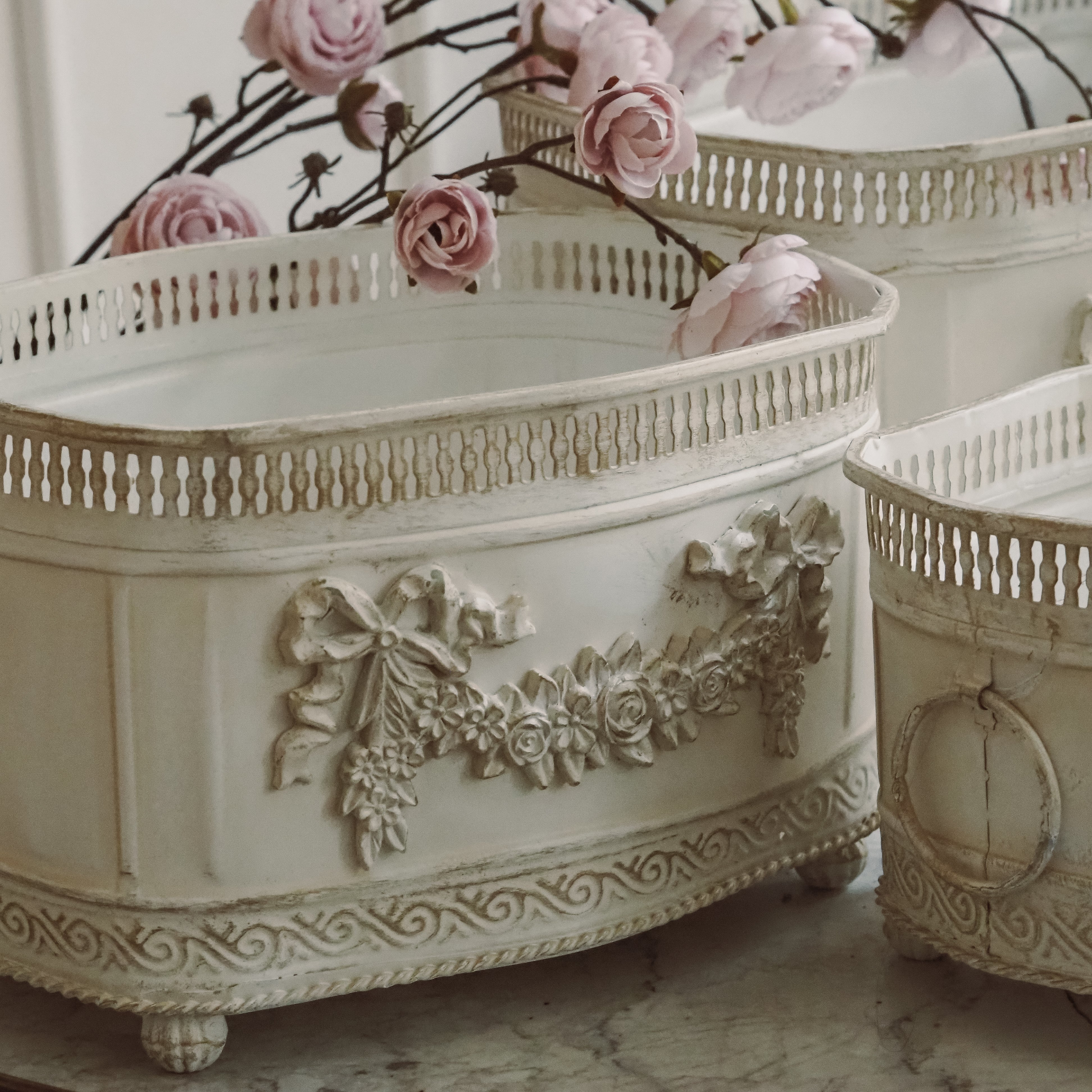 Jardinière Weiß Metall · Louis XVI Stil mit Blumengirlande und Galerierand — S / M / L