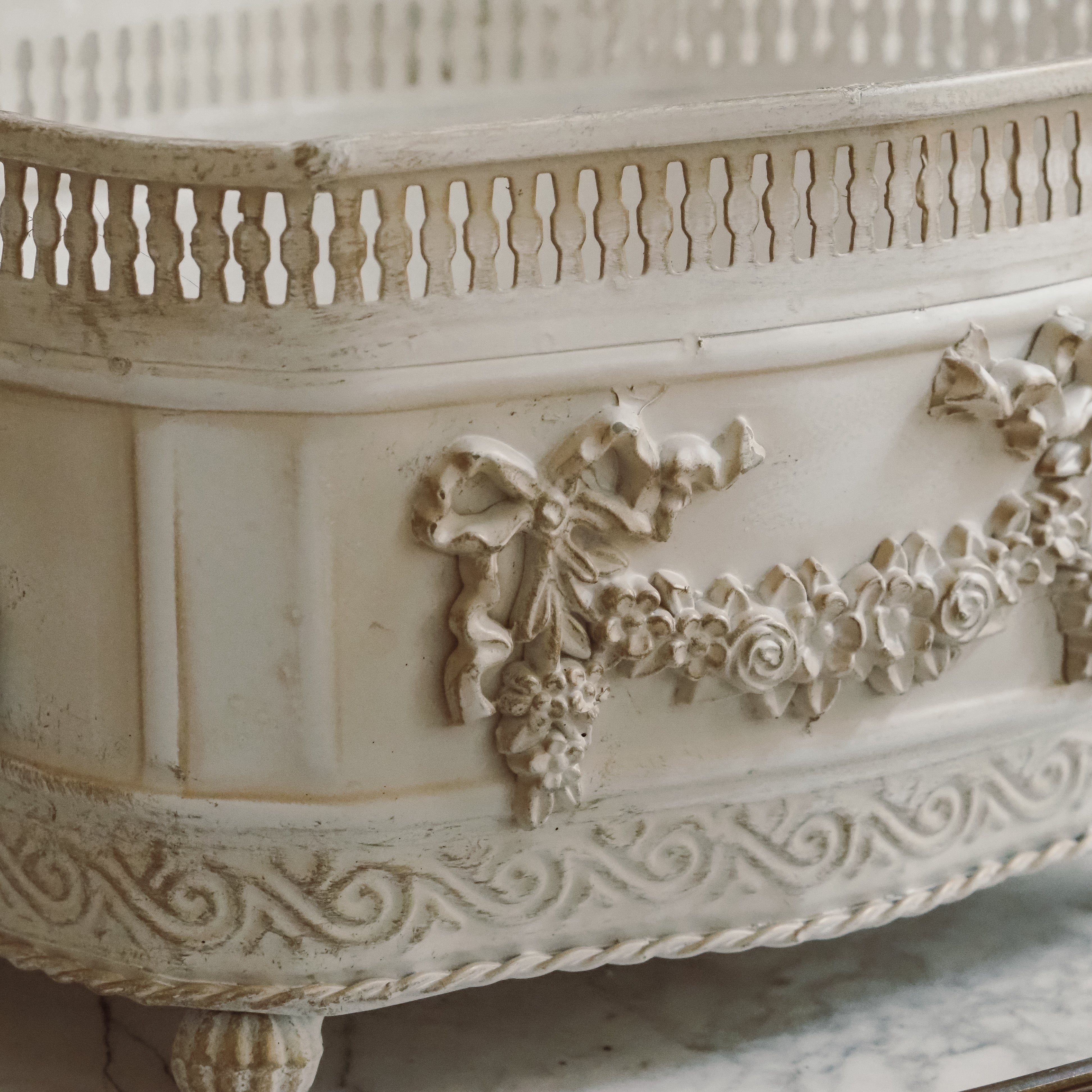 Jardinière Weiß Metall · Louis XVI Stil mit Blumengirlande und Galerierand — S / M / L