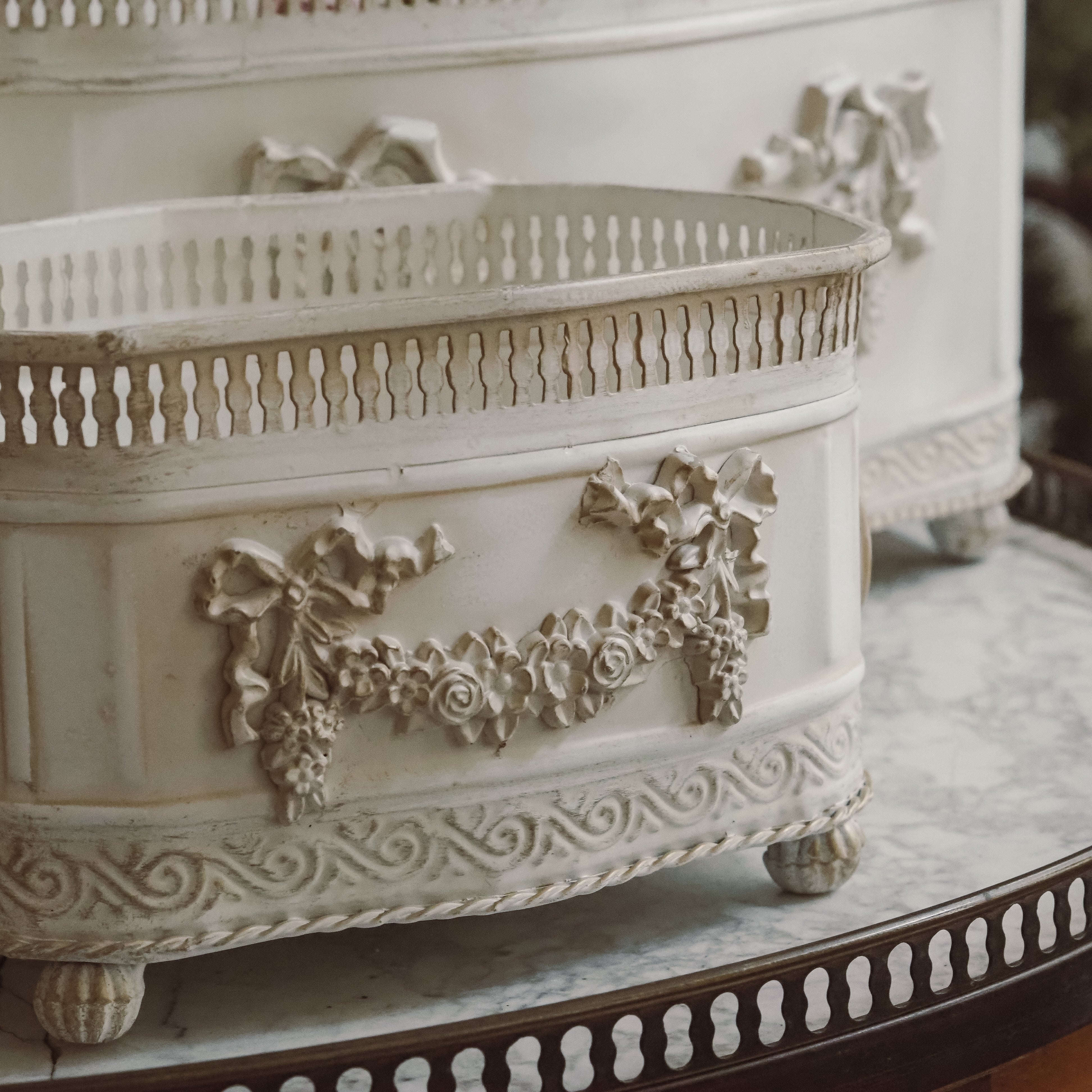 Jardinière Weiß Metall · Louis XVI Stil mit Blumengirlande und Galerierand — S / M / L