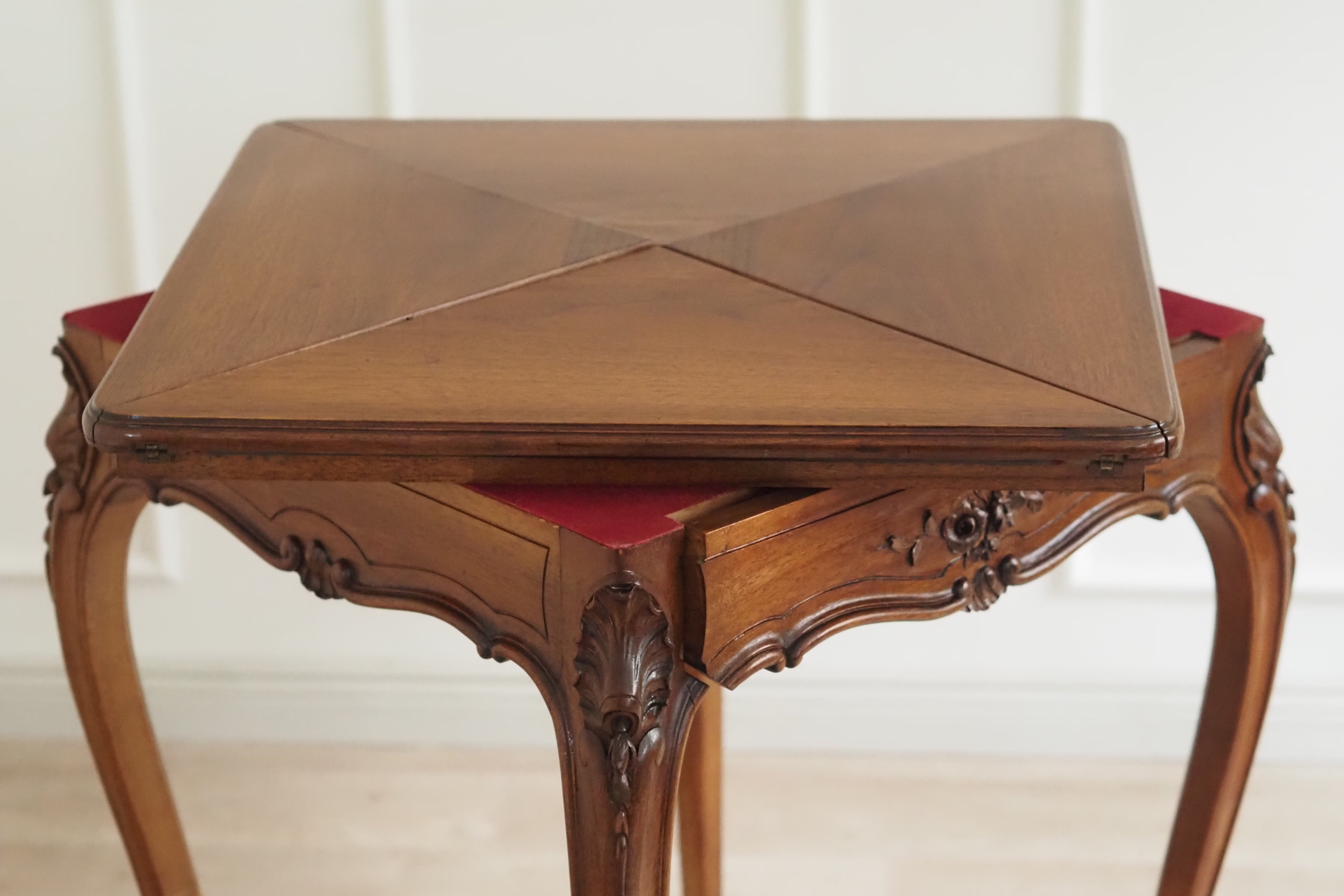 Antiker Louis-XV Spieltisch mit Klappmechanik und roter Filzauflage, um 1890