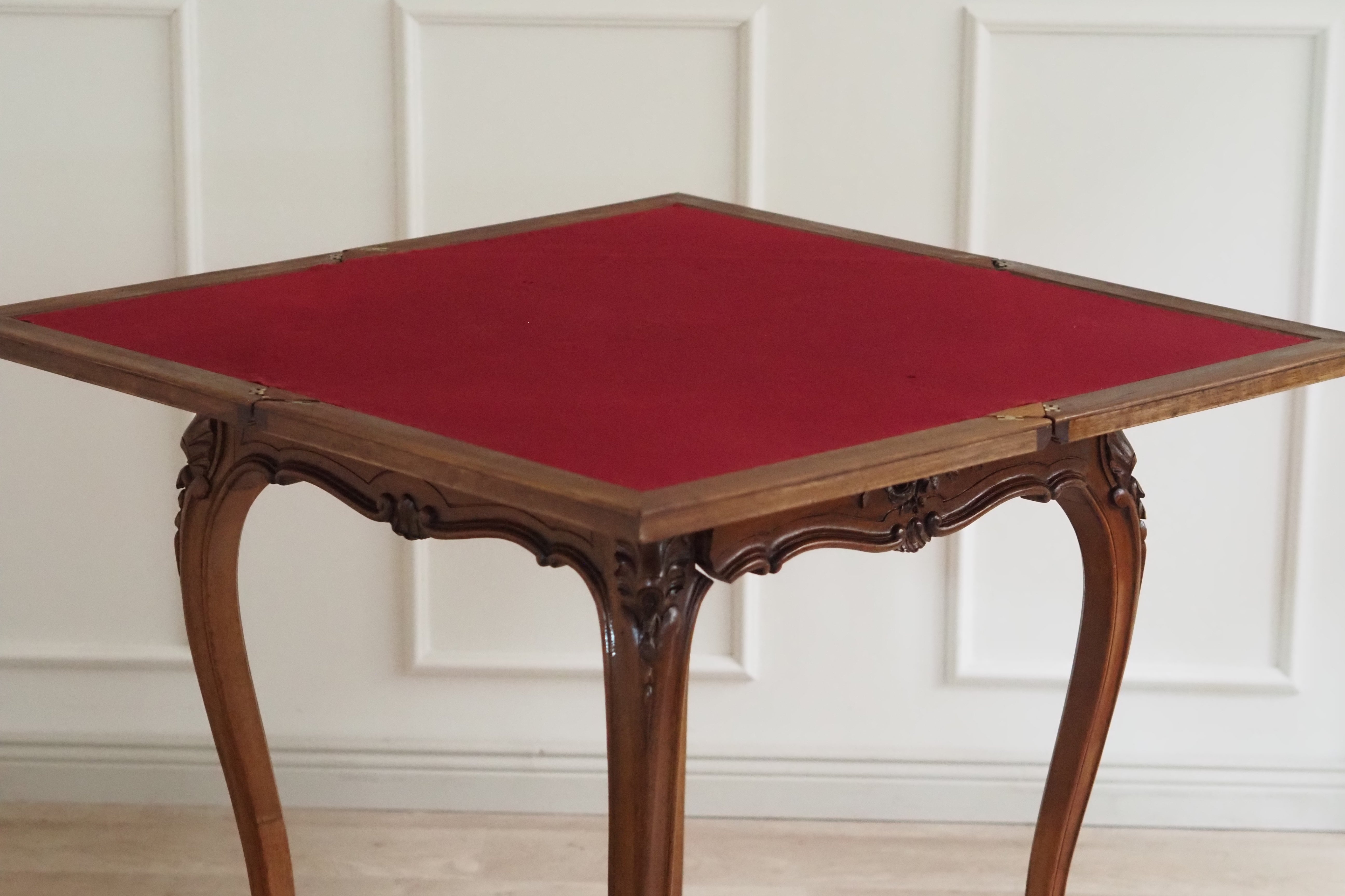 Antiker Louis-XV Spieltisch mit Klappmechanik und roter Filzauflage, um 1890