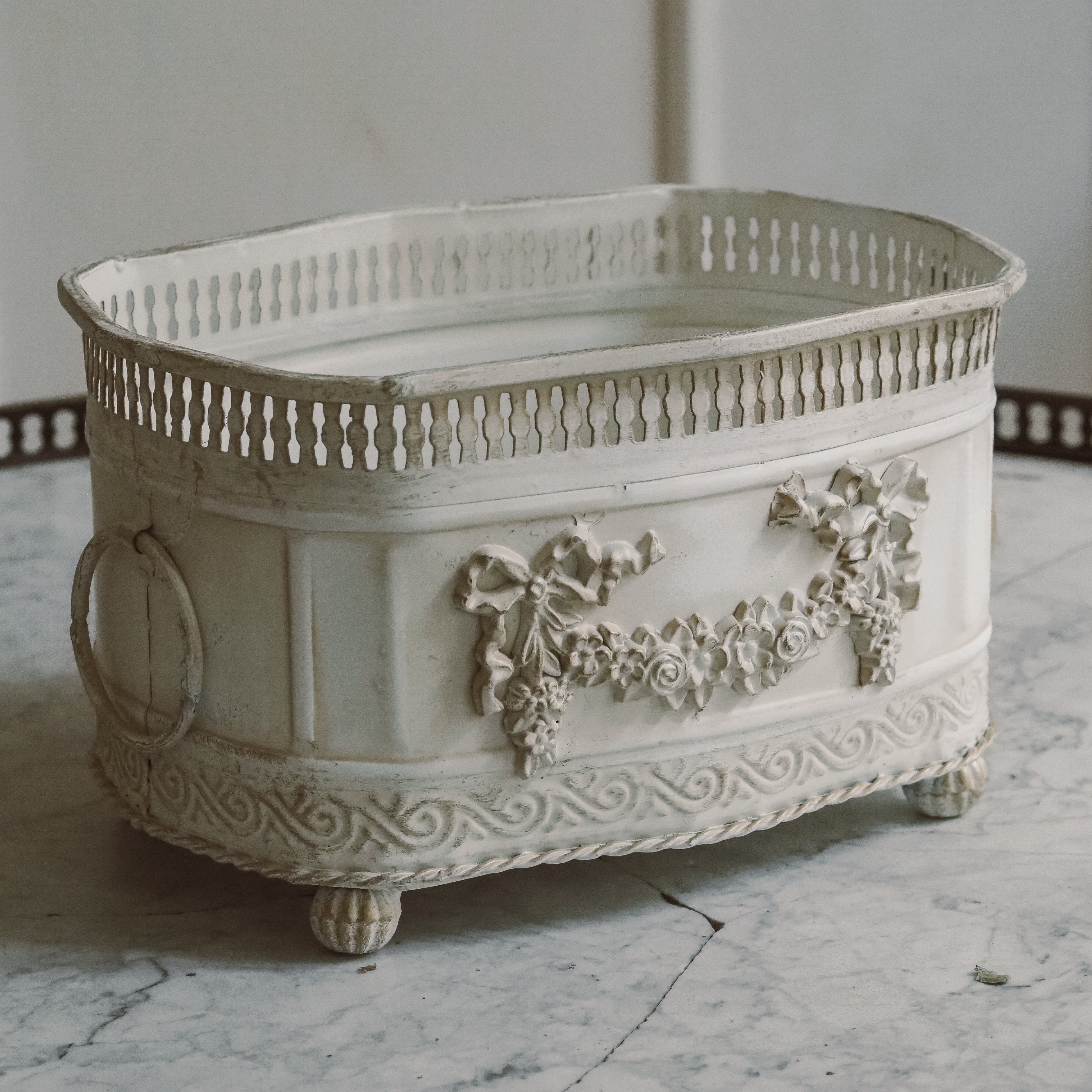 Jardinière Weiß Metall · Louis XVI Stil mit Blumengirlande und Galerierand — S / M / L