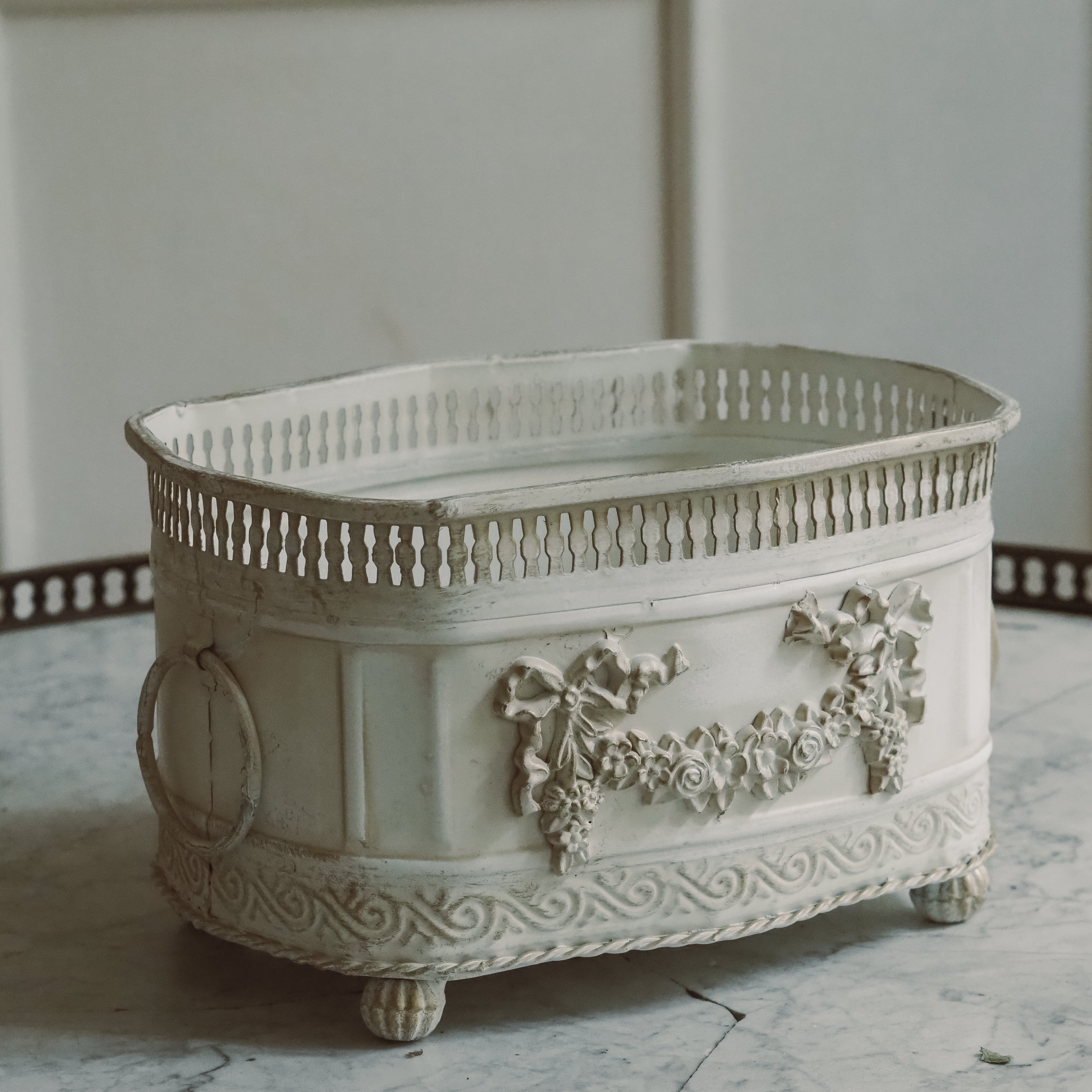 Jardinière Weiß Metall · Louis XVI Stil mit Blumengirlande und Galerierand — S / M / L