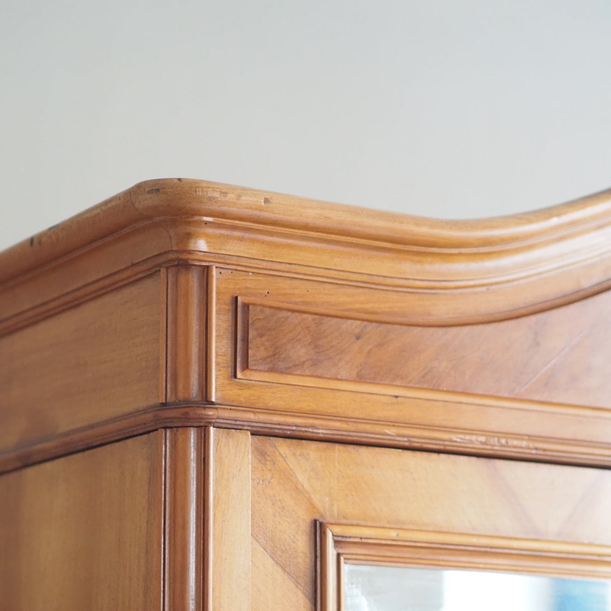 Antiker Kleiderschrank Louis XV Stil Spiegeltüren um 1900