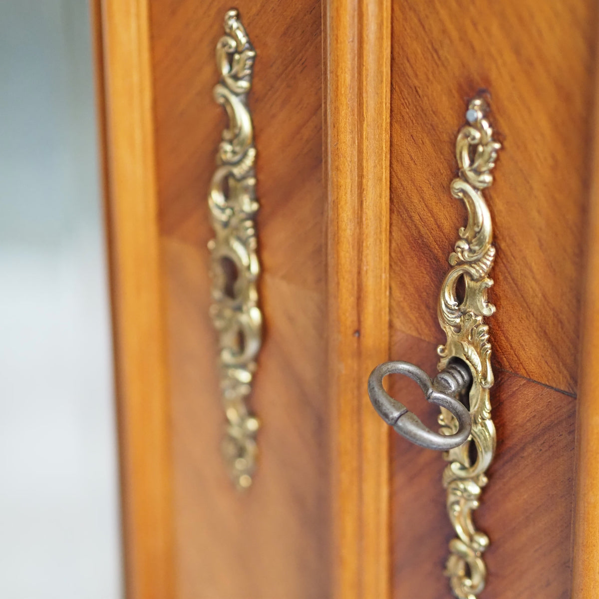 Antiker Kleiderschrank Louis XV Stil Spiegeltüren um 1900