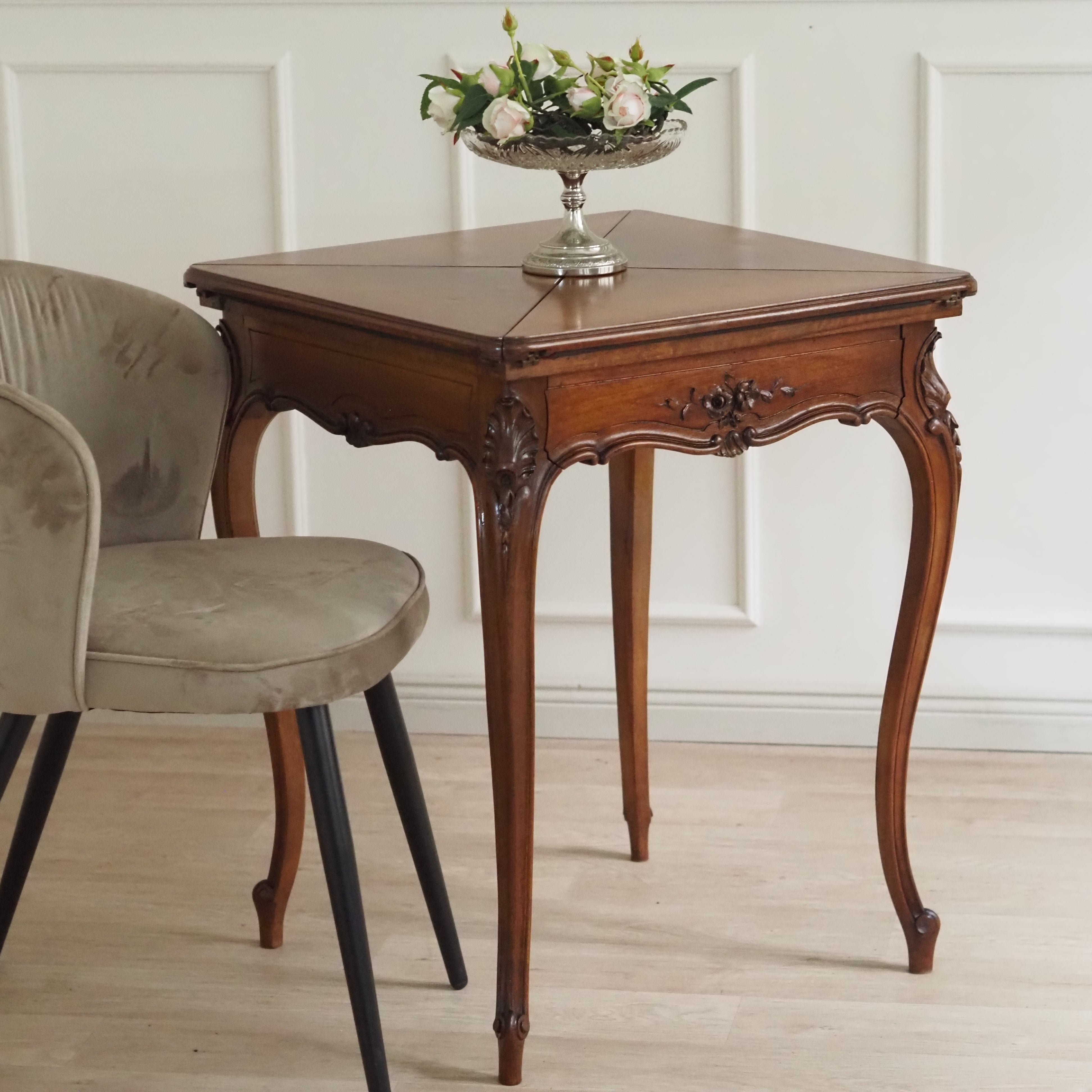 Antiker Louis-XV Spieltisch mit Klappmechanik und roter Filzauflage, um 1890