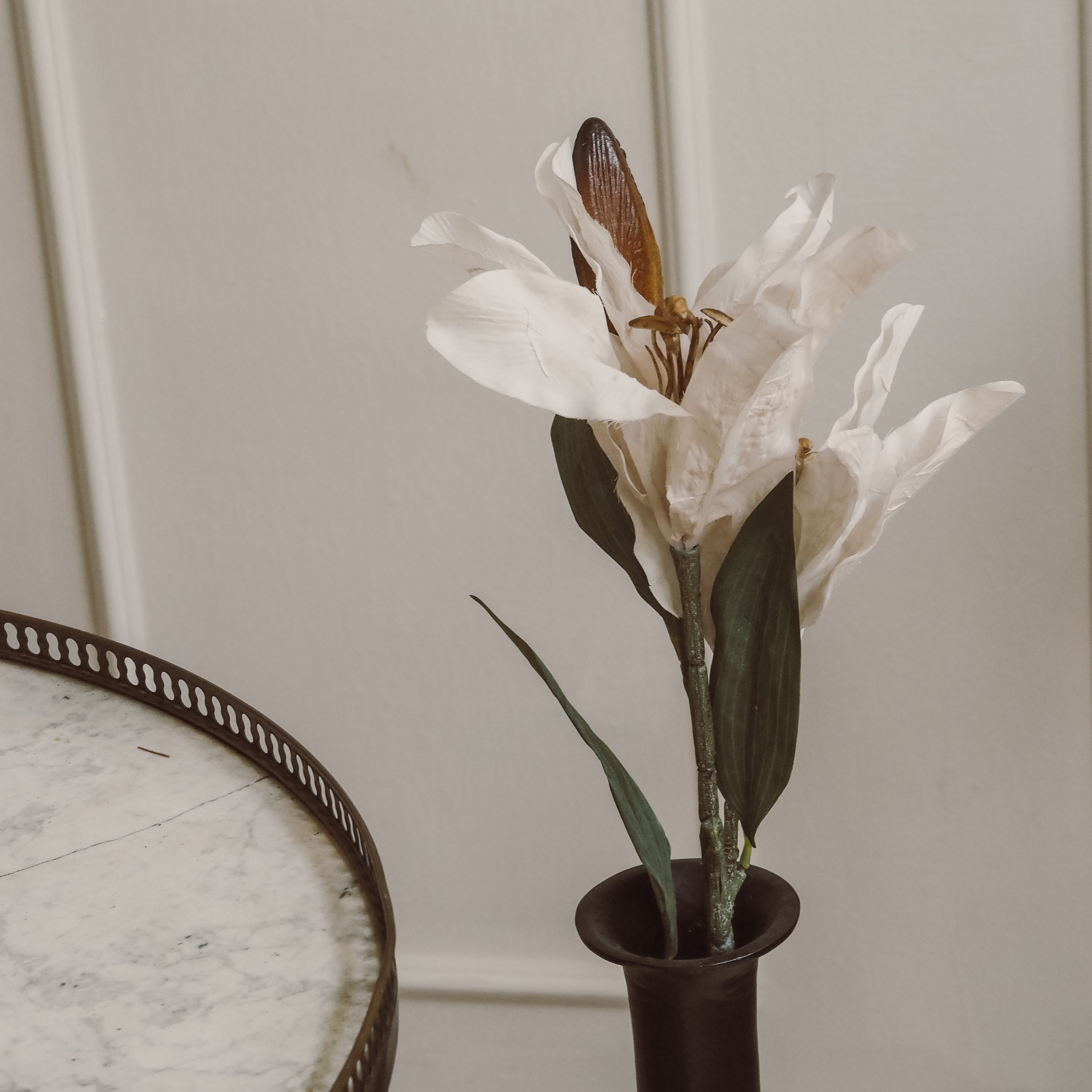 Blütenzweig Creme-Weiß · Textile Lilienblüten mit bronzefarbener Knospe · 88 cm