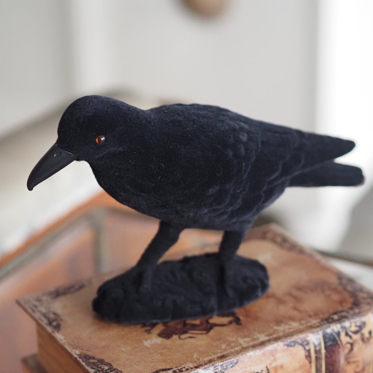 Krähe Schwarz · Naturalistische Tierfigur auf Sockel