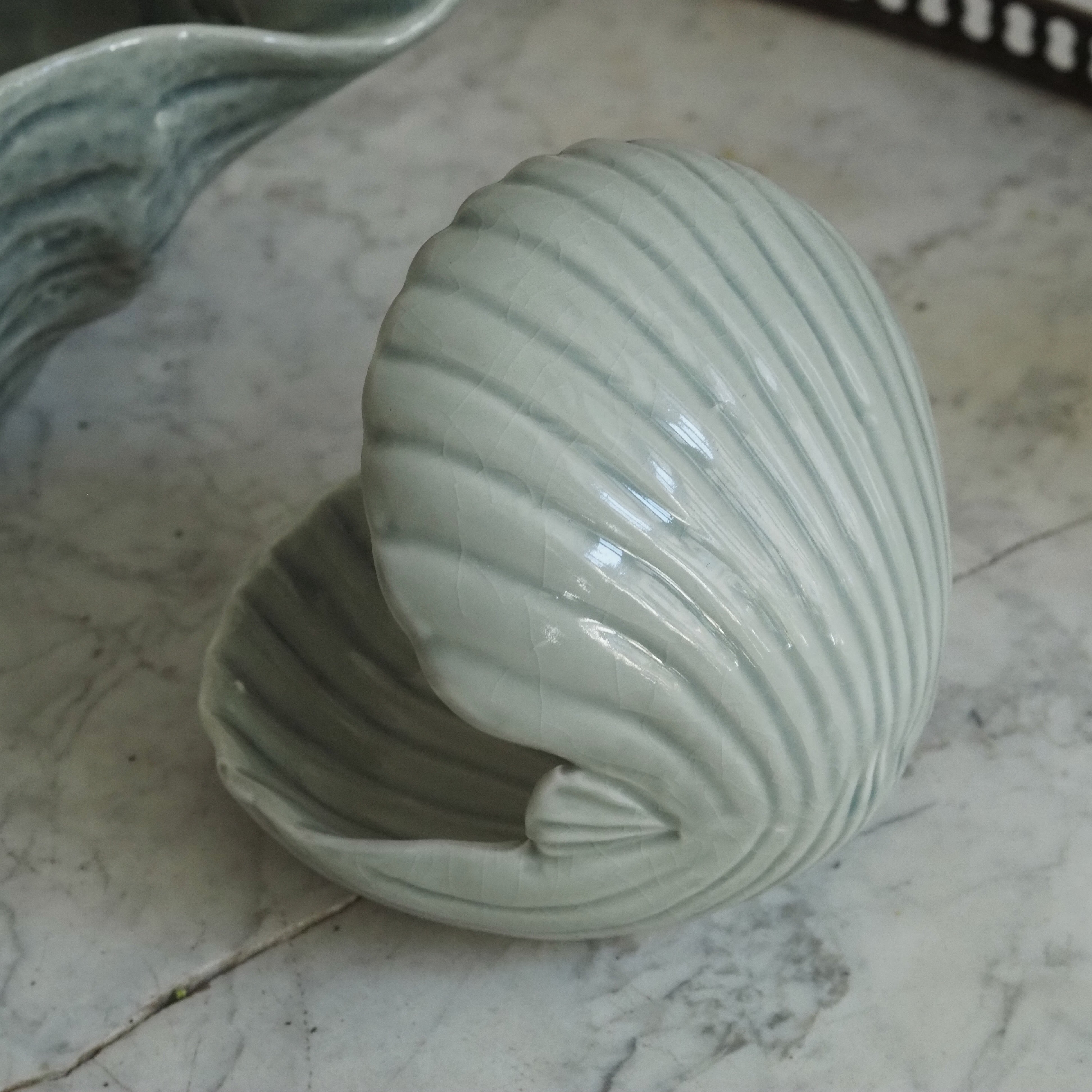 Muschelkeramik Celadon · Jakobsmuschel-Schale oder Tritonshorn-Gefäß aus Steingut, weiß-oliv
