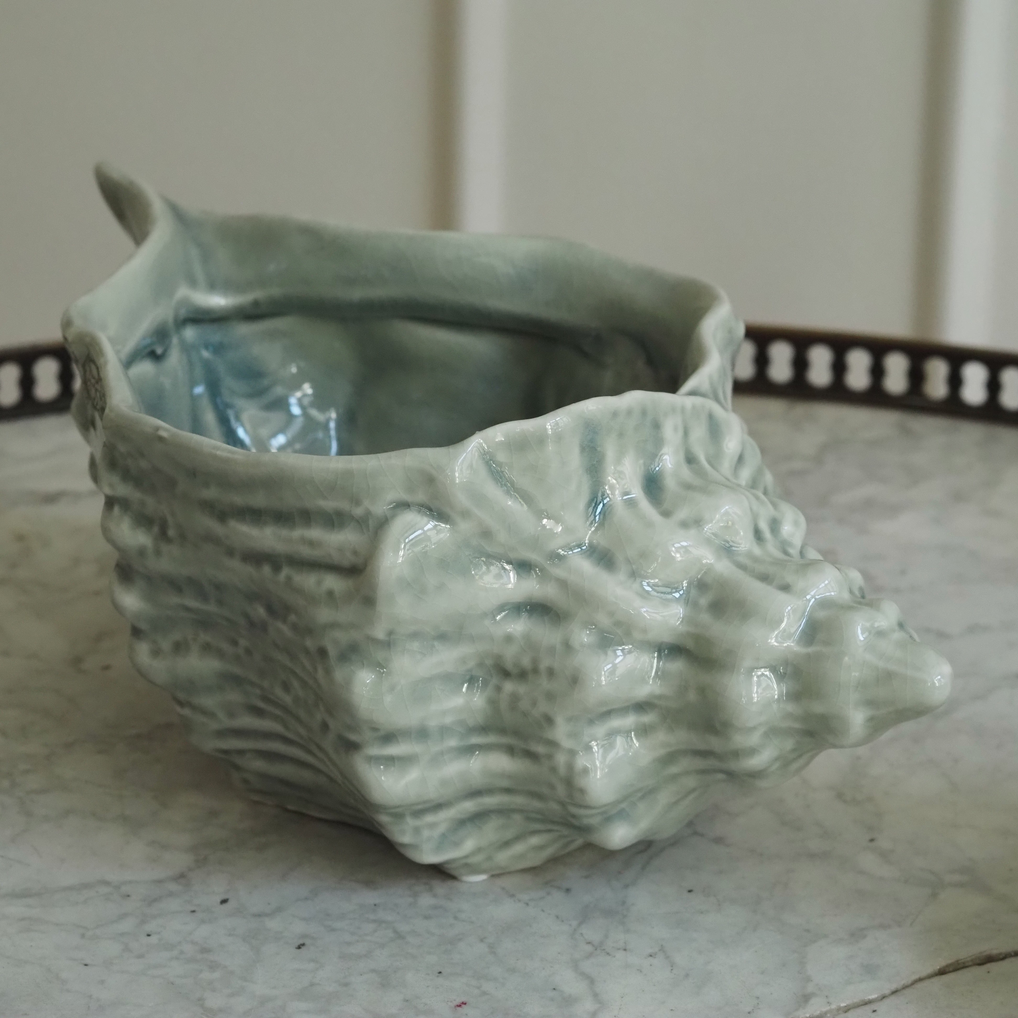 Muschelkeramik Celadon · Jakobsmuschel-Schale oder Tritonshorn-Gefäß aus Steingut, weiß-oliv
