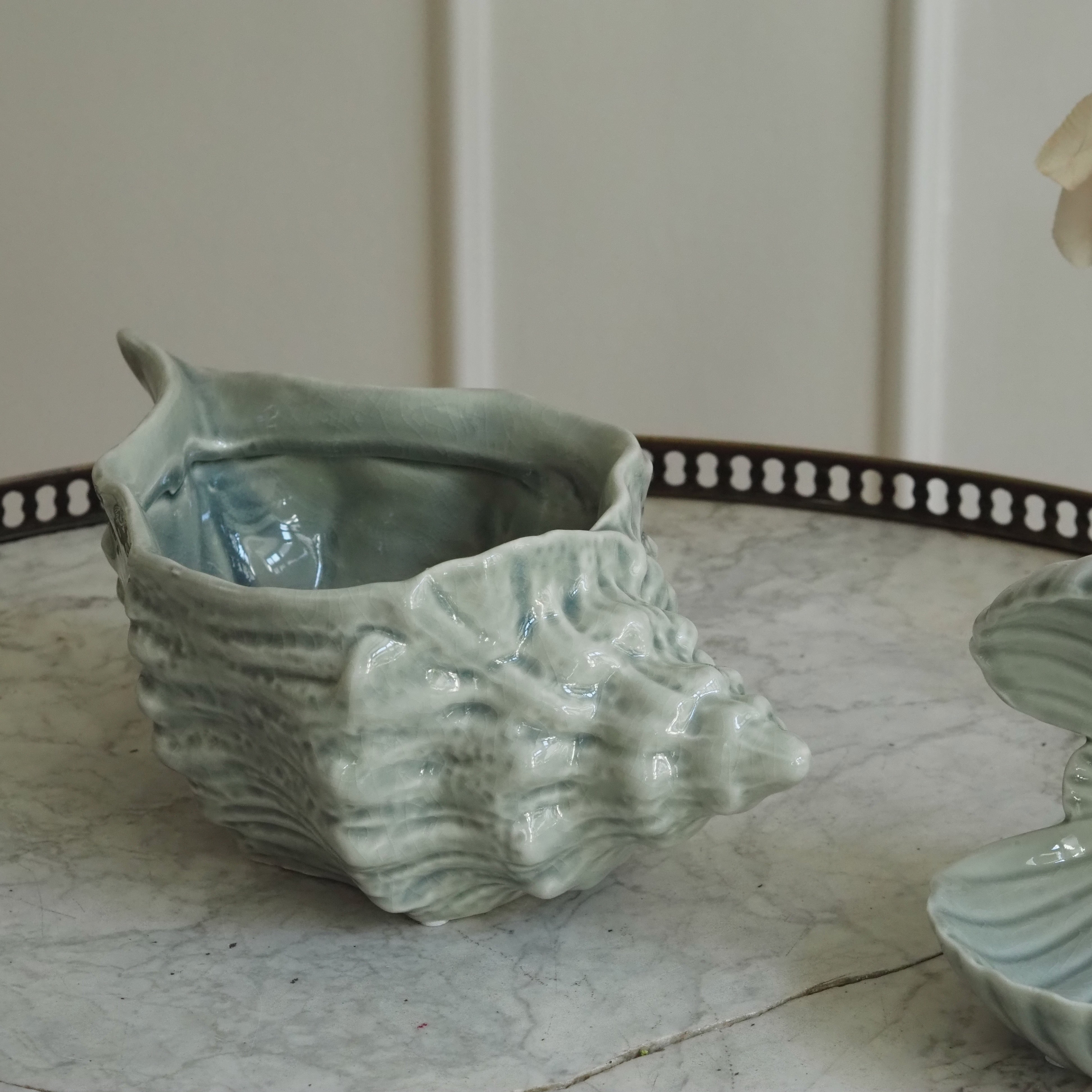Muschelkeramik Celadon · Jakobsmuschel-Schale oder Tritonshorn-Gefäß aus Steingut, weiß-oliv