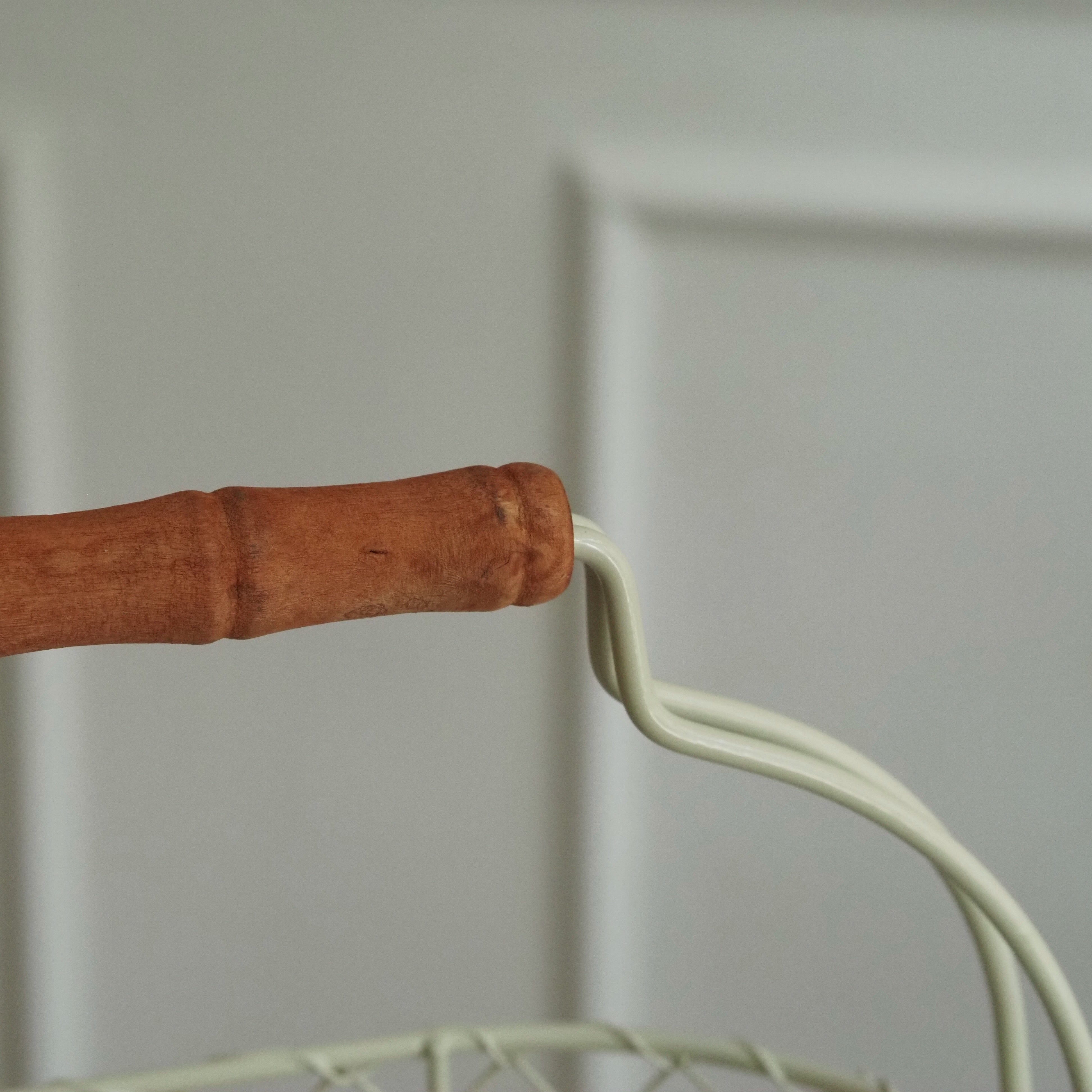 Etagere 2-stöckig · Drahtkorb Crème-Salbei mit Holzgriff