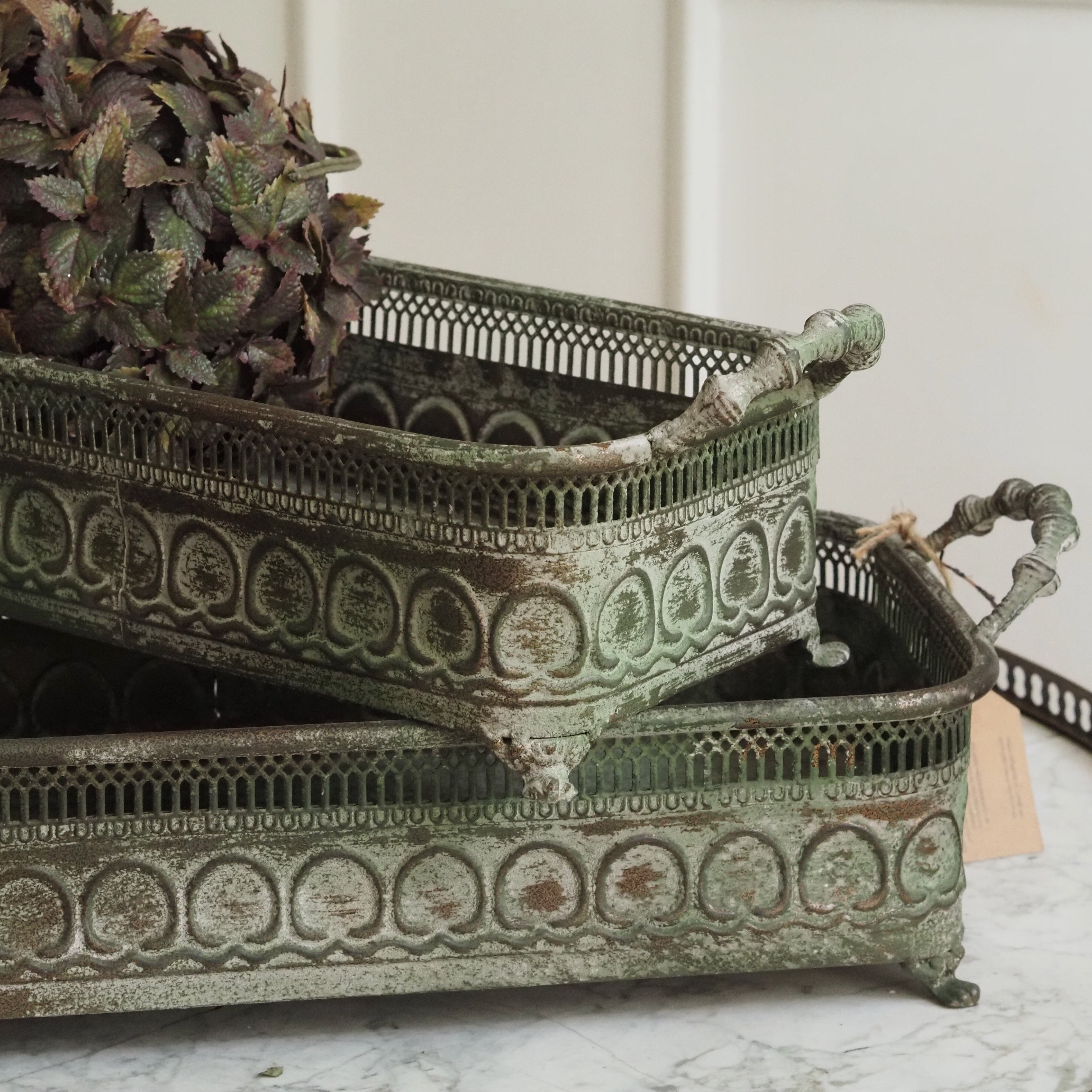 Pflanzschalen Set · Handgefertigtes Metall-Duo im Historismus-Stil mit Patina