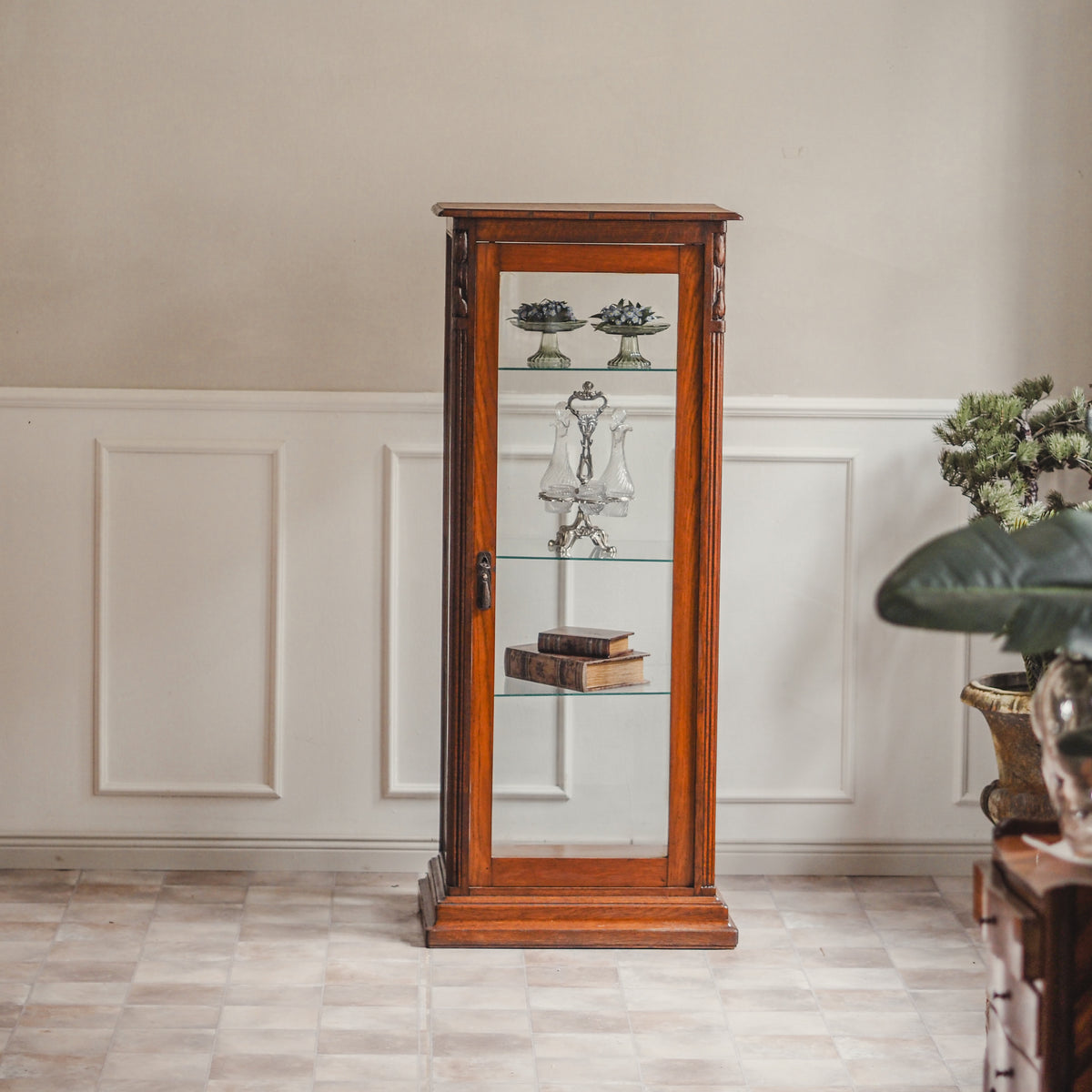 Jugendstil Vitrine Eiche um 1900 – schmale Standvitrine