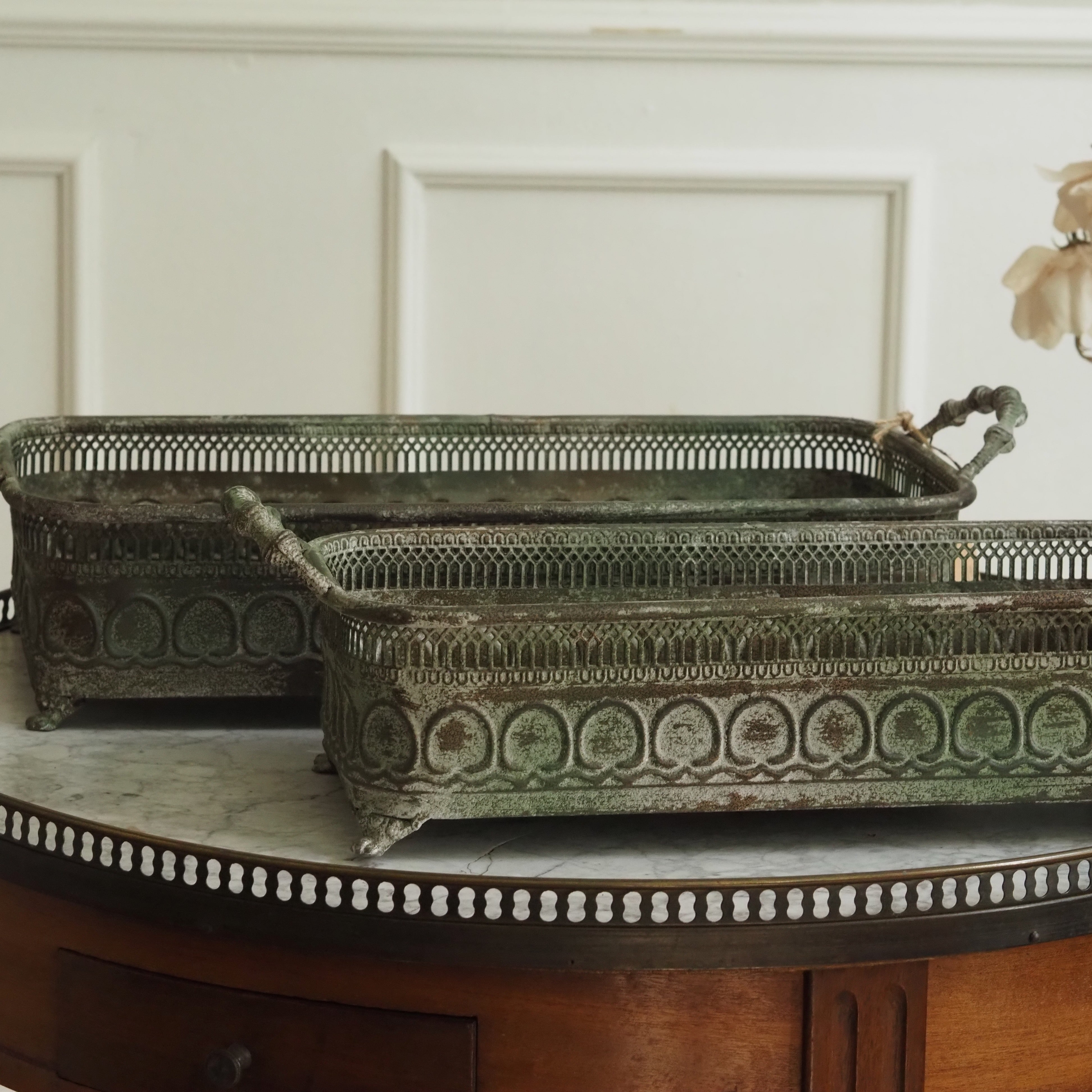 Pflanzschalen Set · Handgefertigtes Metall-Duo im Historismus-Stil mit Patina