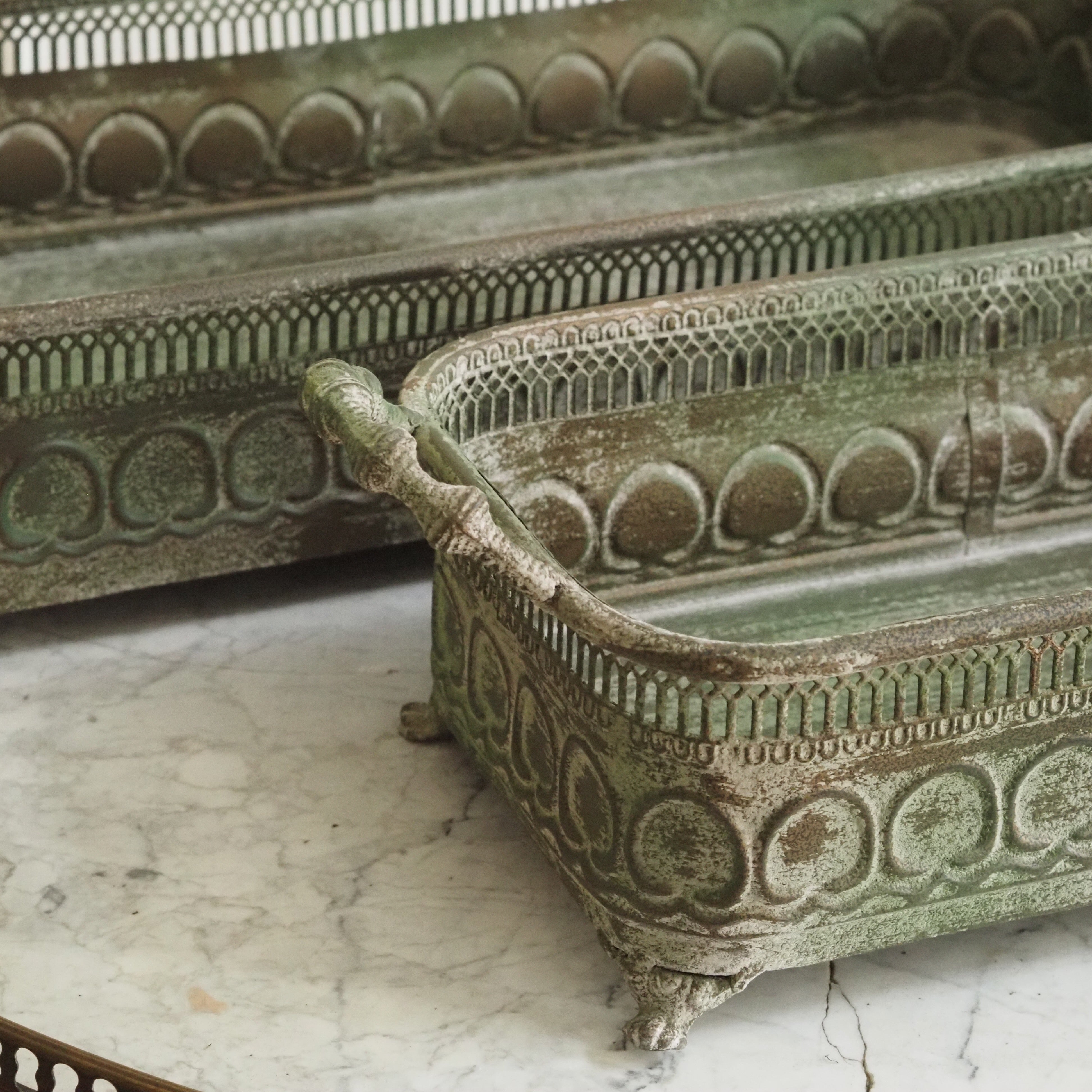 Pflanzschalen Set · Handgefertigtes Metall-Duo im Historismus-Stil mit Patina