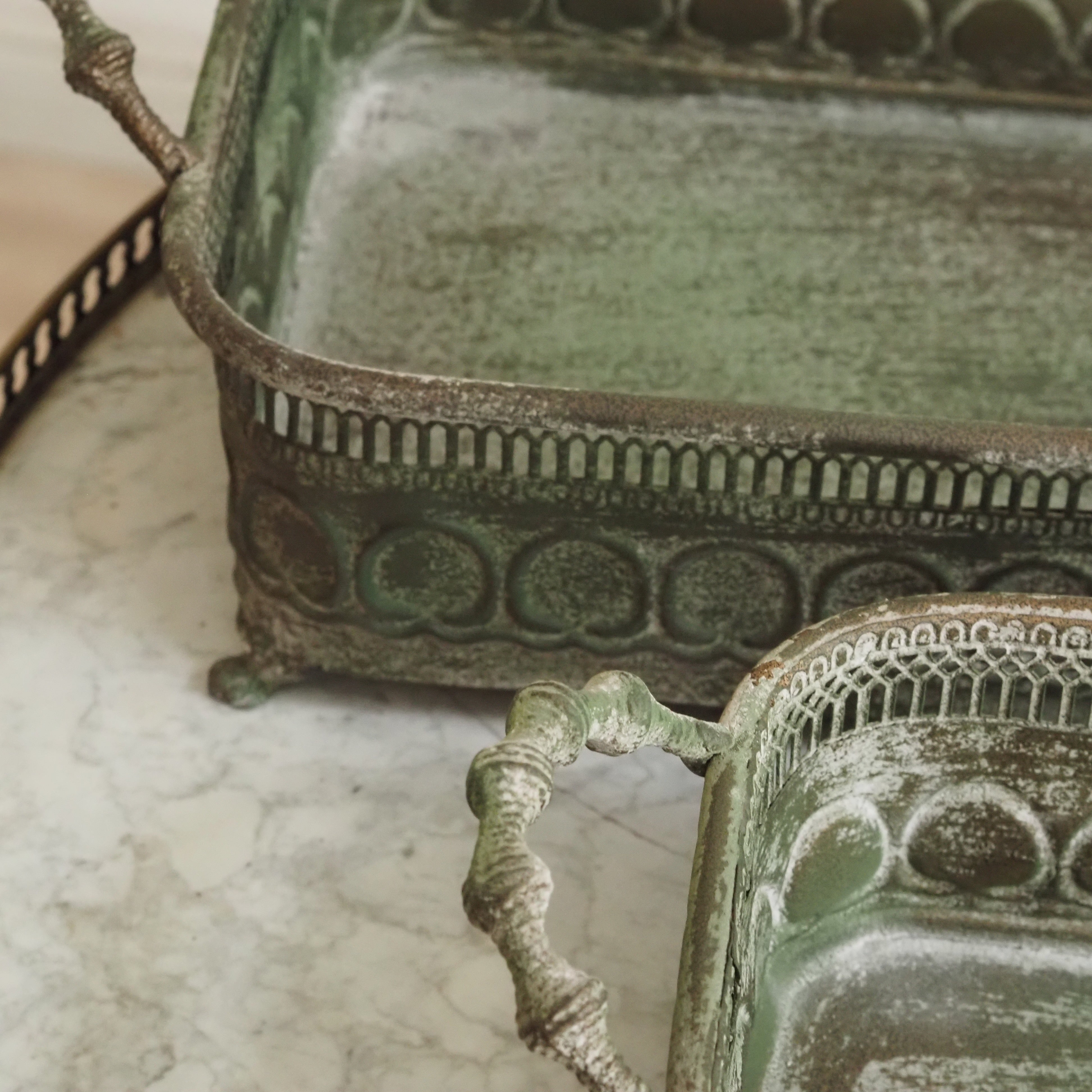 Pflanzschalen Set · Handgefertigtes Metall-Duo im Historismus-Stil mit Patina
