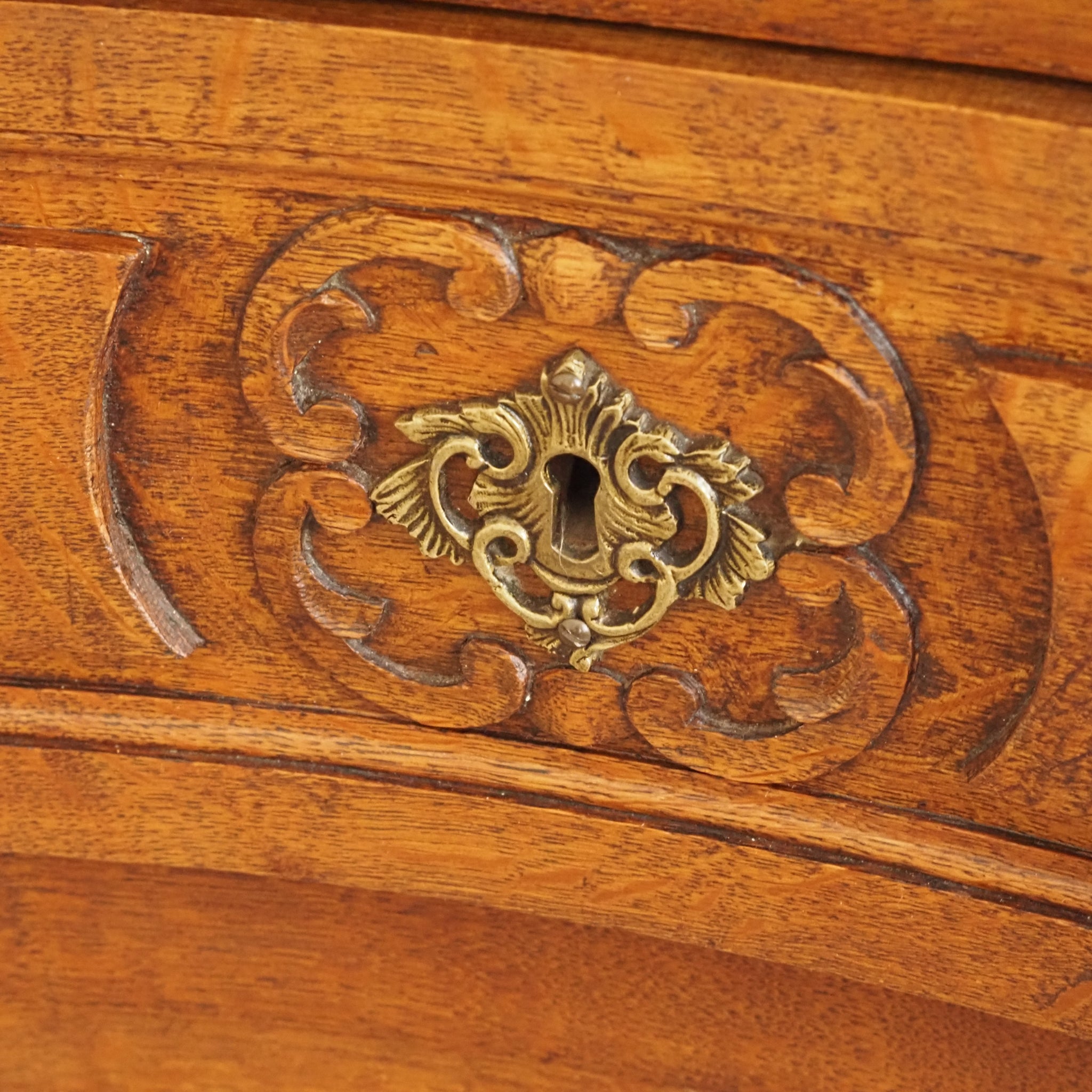 Antike französische Kommode im Louis-XV-Stil aus Eichenholz um 1880