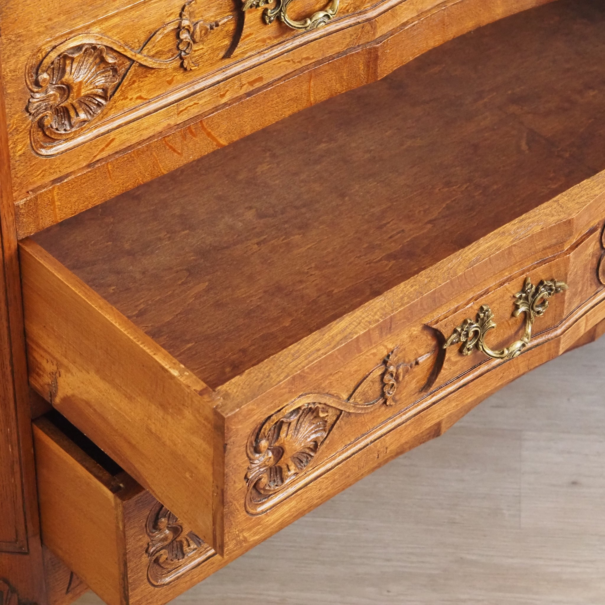 Antike französische Kommode im Louis-XV-Stil aus Eichenholz um 1880