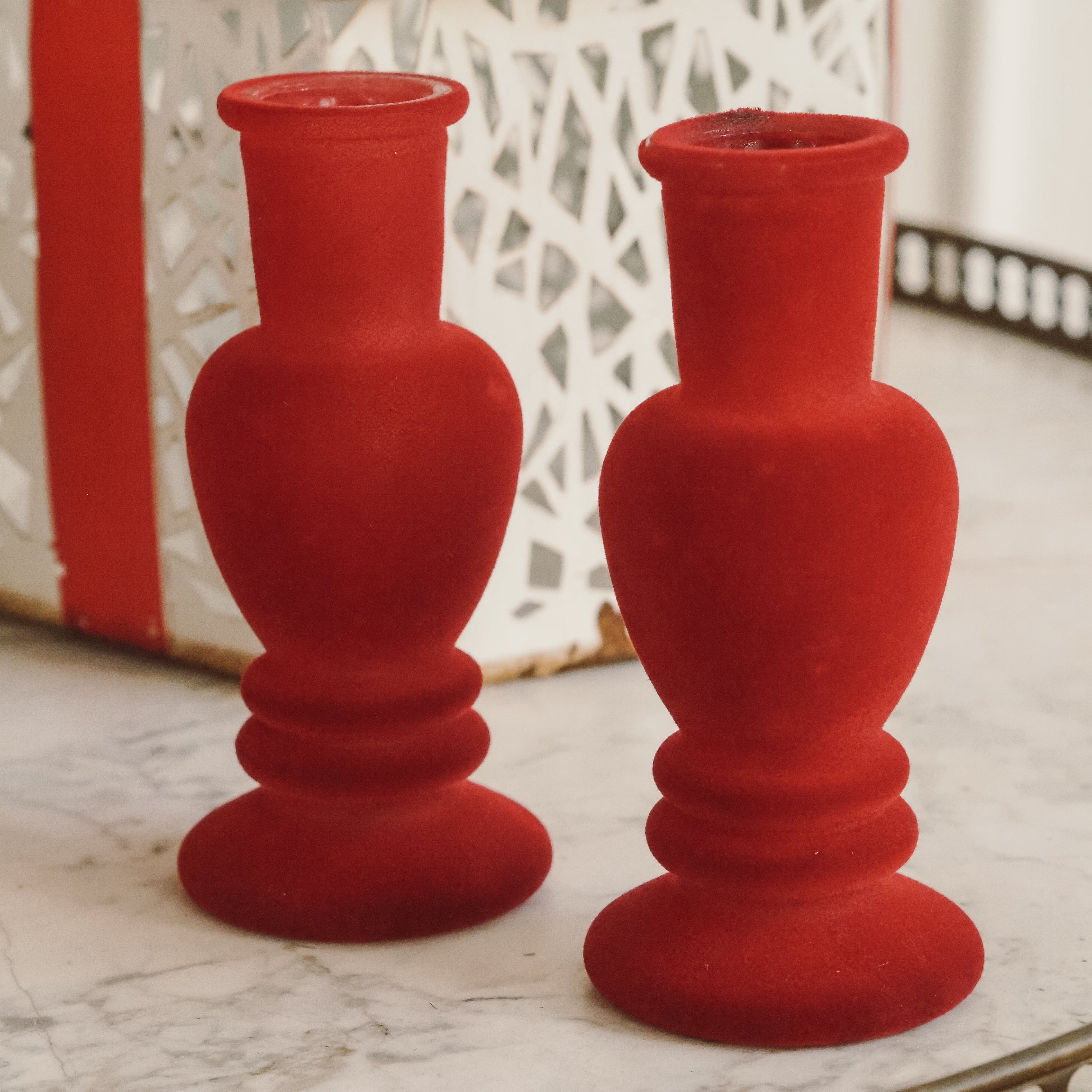 Vase oder Kerzenhalter Set von 2 · klassische Gefäßform / samtige Oberfläche in Rot