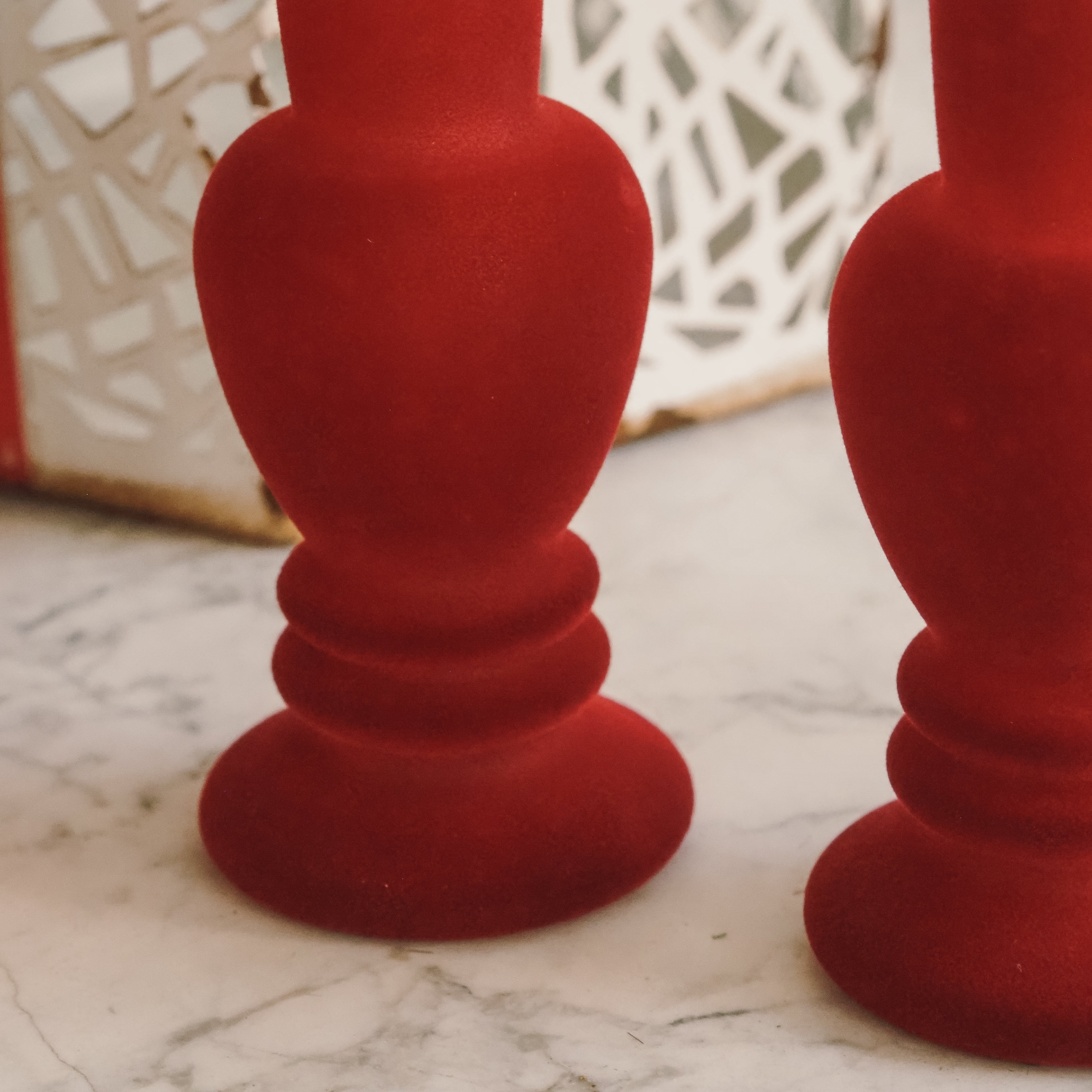 Vase oder Kerzenhalter Set von 2 · klassische Gefäßform / samtige Oberfläche in Rot