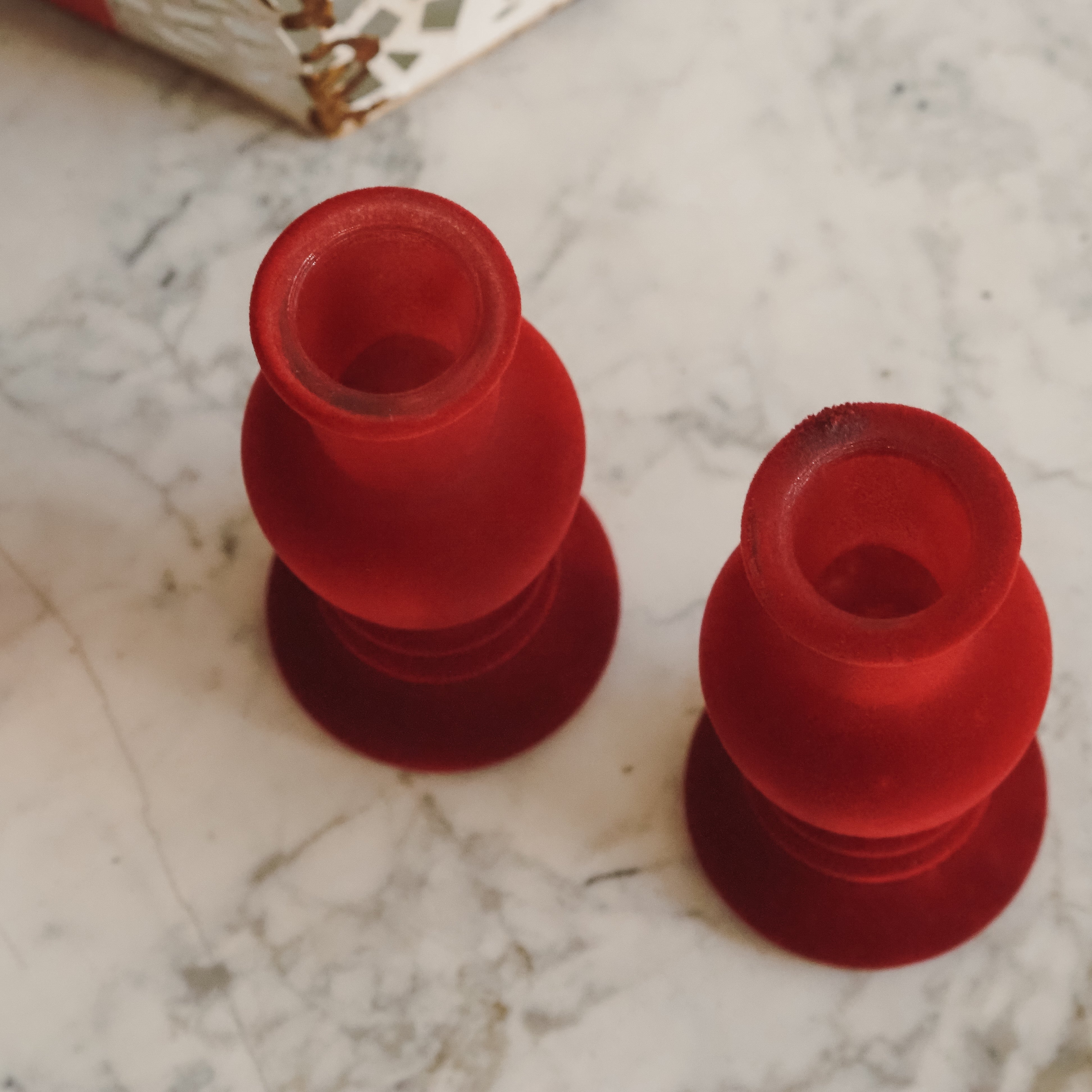 Vase oder Kerzenhalter Set von 2 · klassische Gefäßform / samtige Oberfläche in Rot