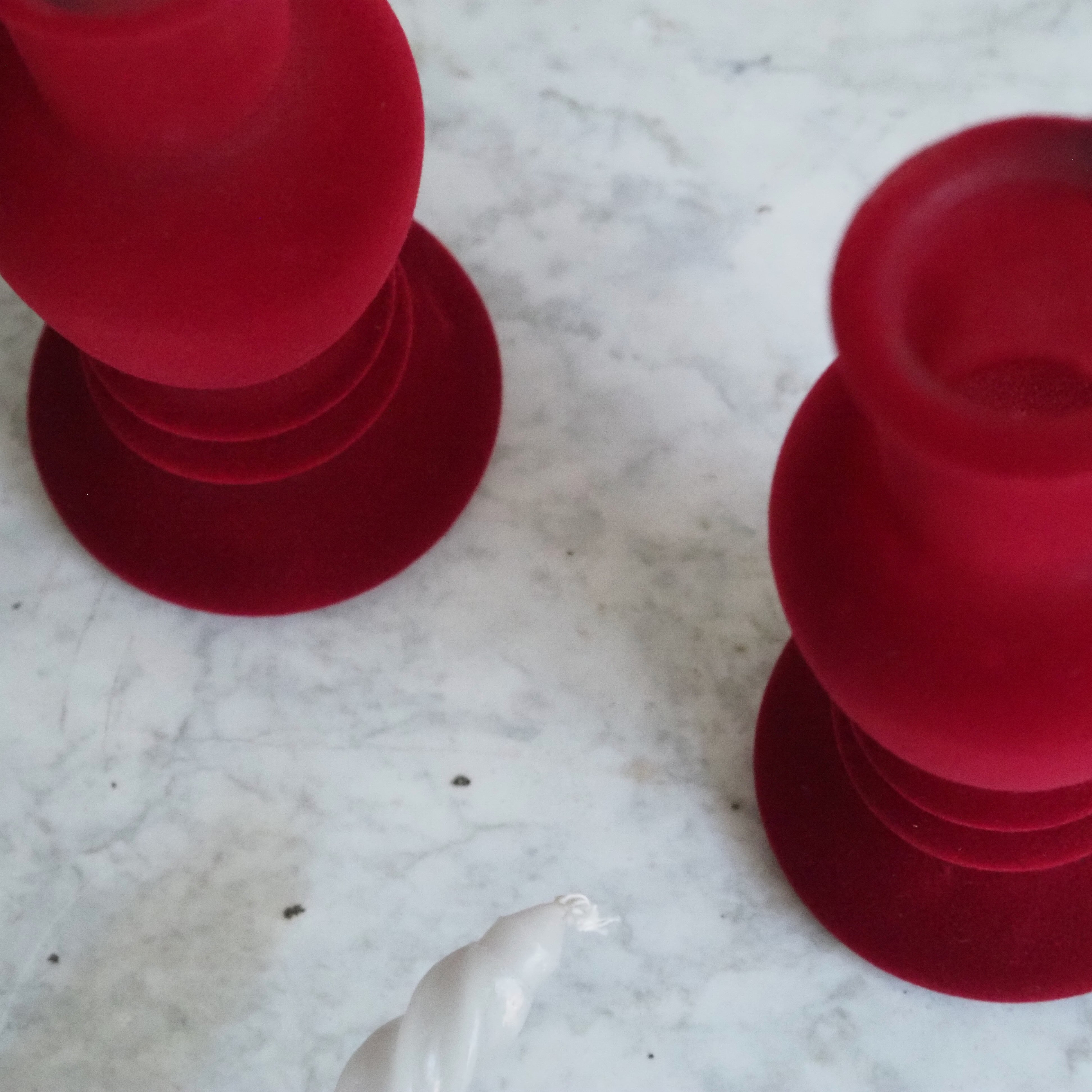 Vase oder Kerzenhalter Set von 2 · klassische Gefäßform / samtige Oberfläche in Rot