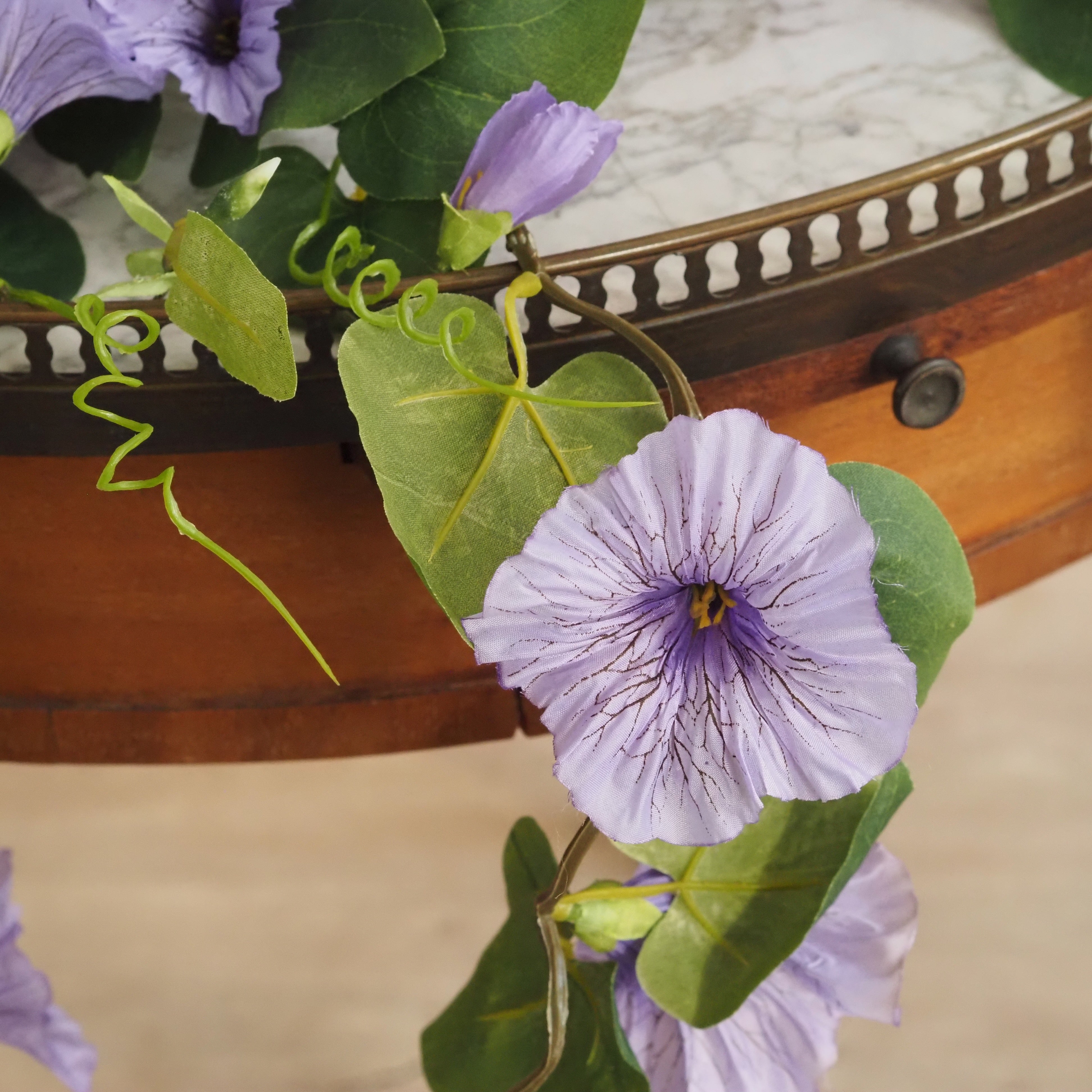 Hängepflanze Petunie · florales Dekorobjekt in Violett