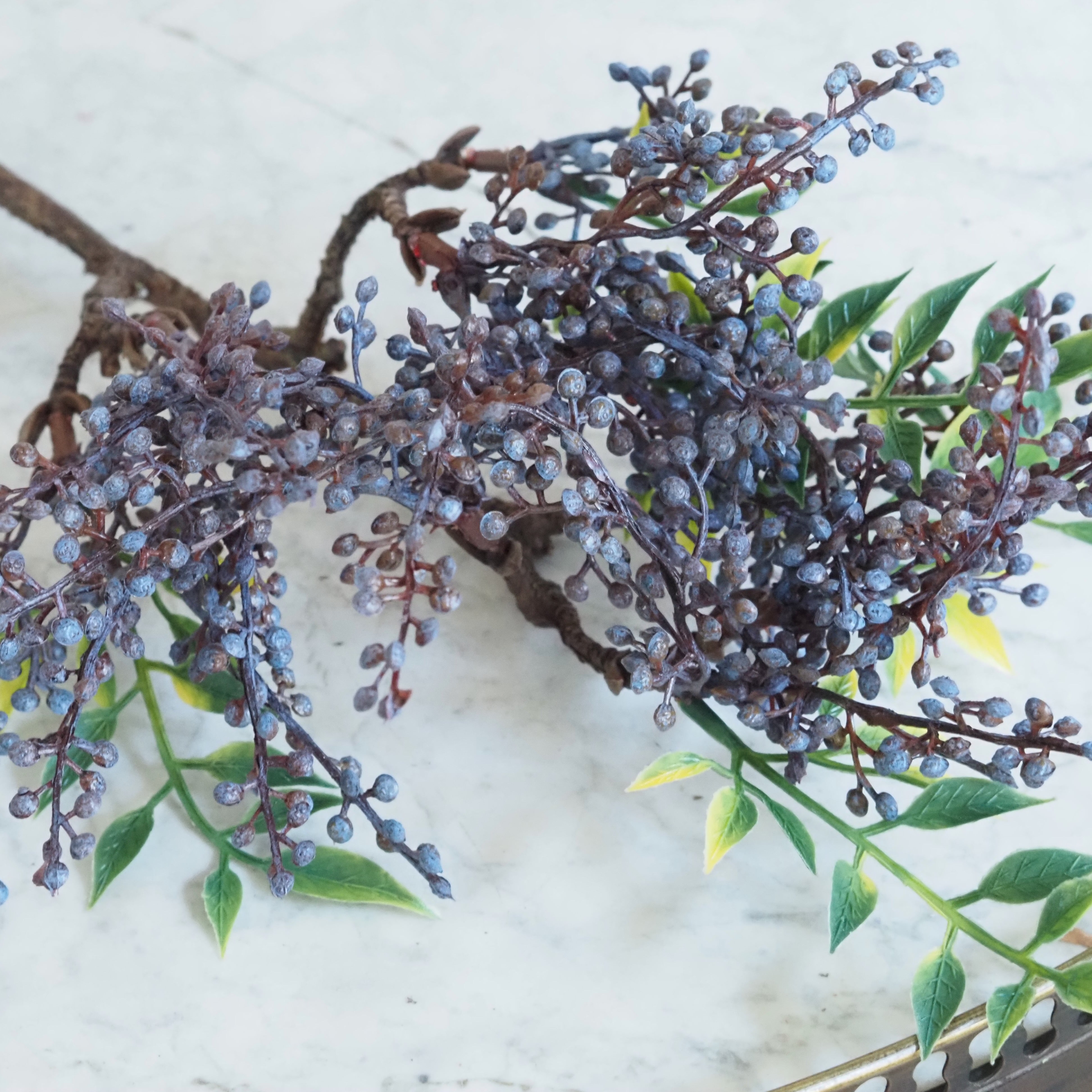 Beerenzweig Blaugrau · Dicht verzweigter Dekorationszweig mit Beeren und Blättern