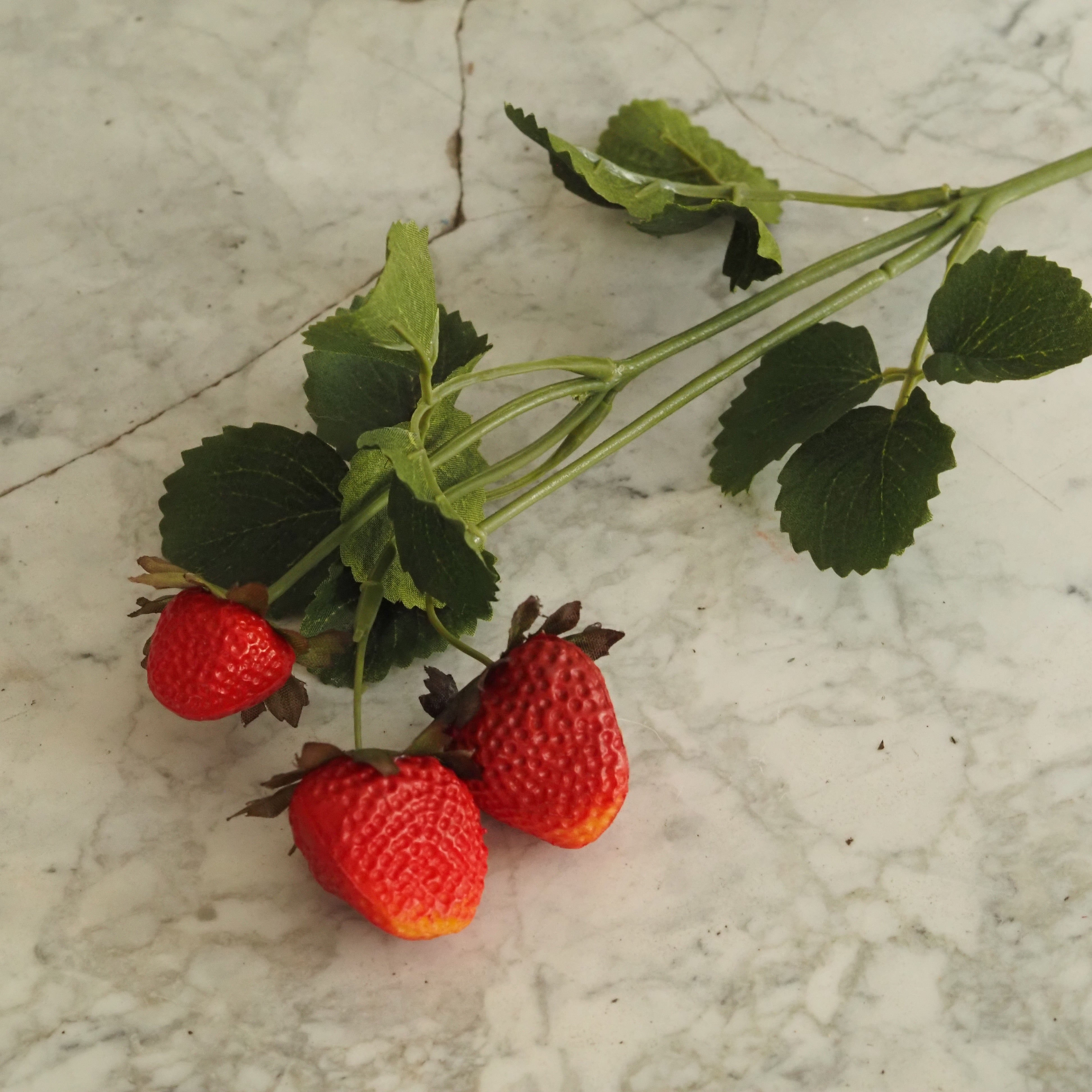 Erdbeerzweig Rot · Dekozweig mit Früchten und Blättern · 46,5 cm