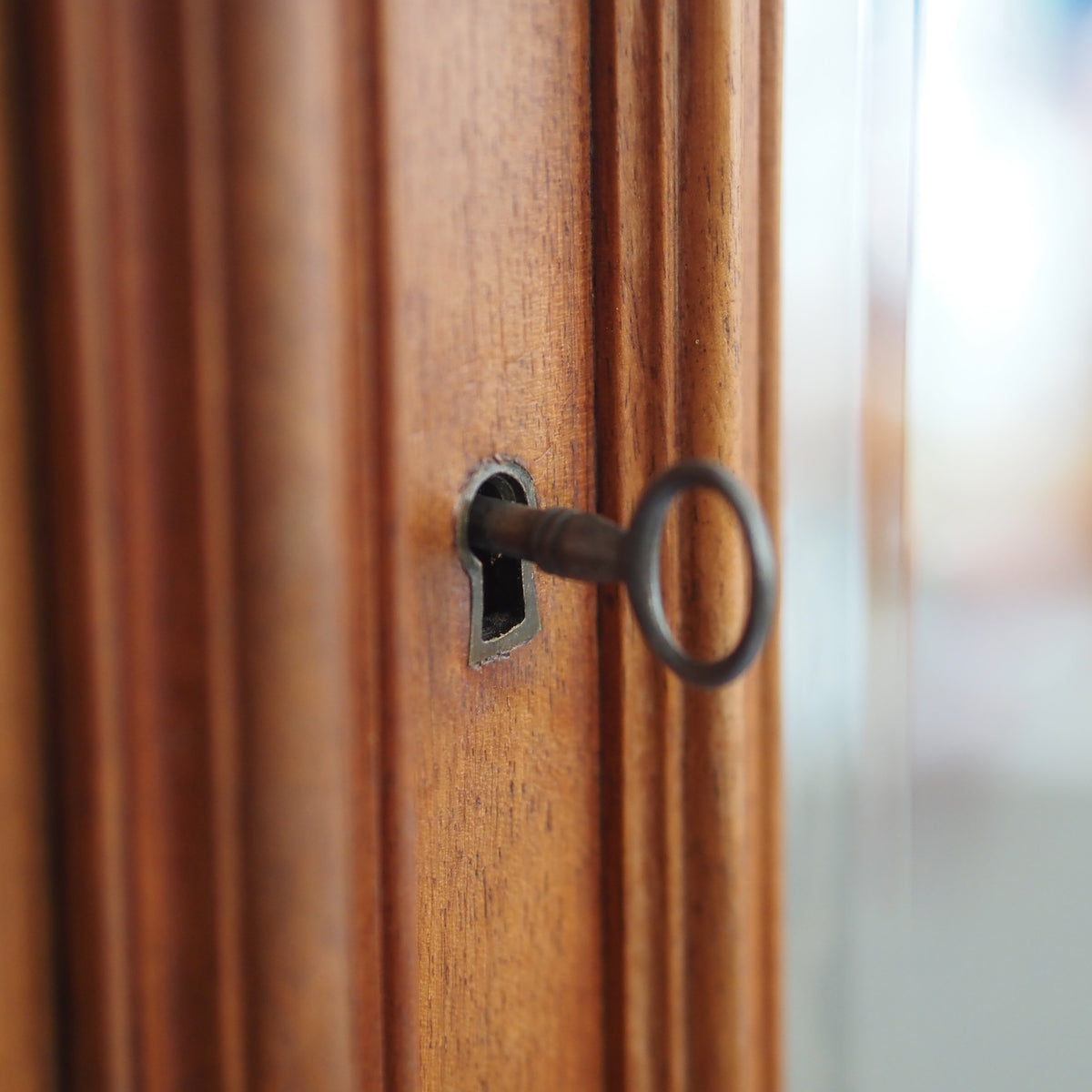 Kleiderschrank im Rokoko-Stil mit Spiegeltüren, um 1900