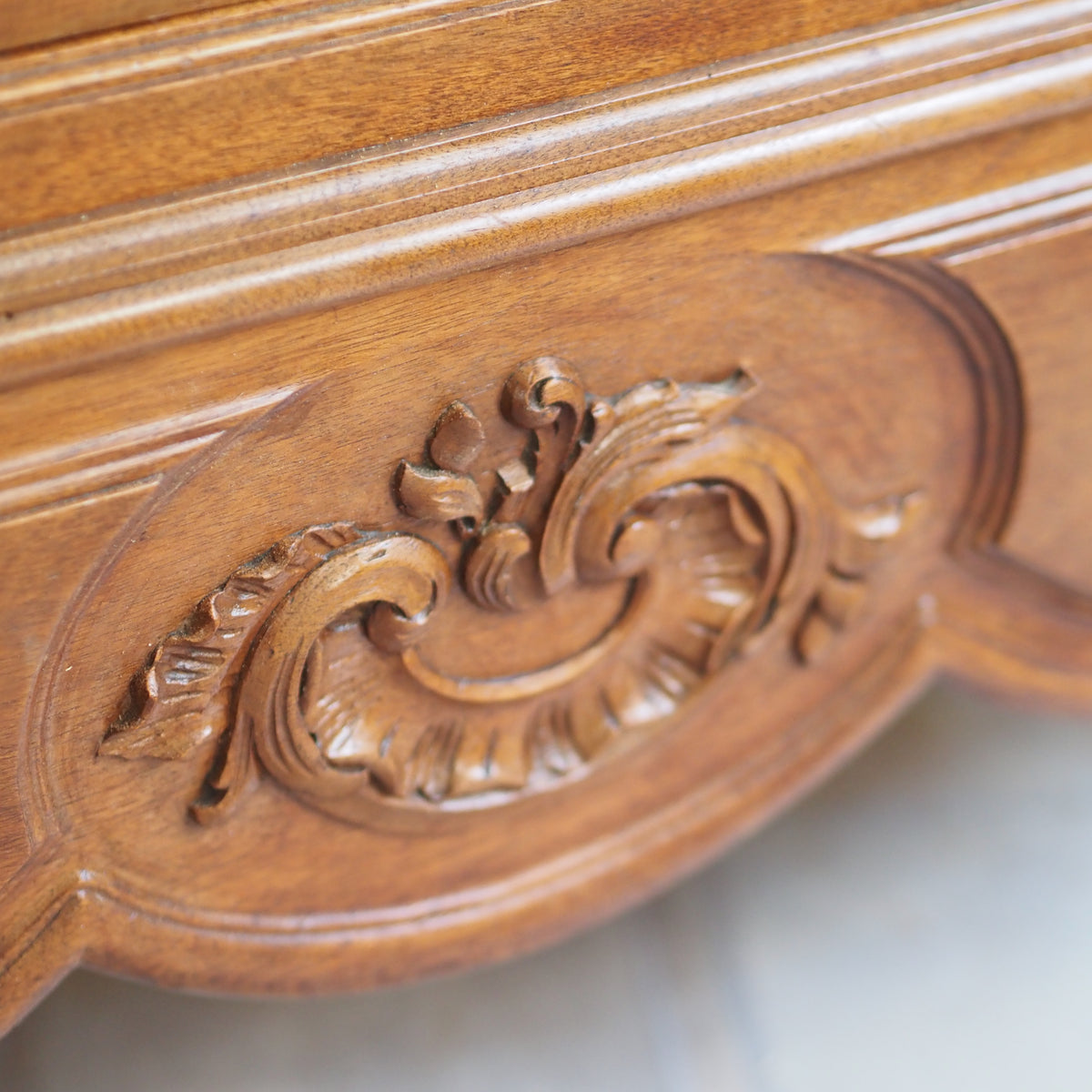 Kleiderschrank im Rokoko-Stil mit Spiegeltüren, um 1900