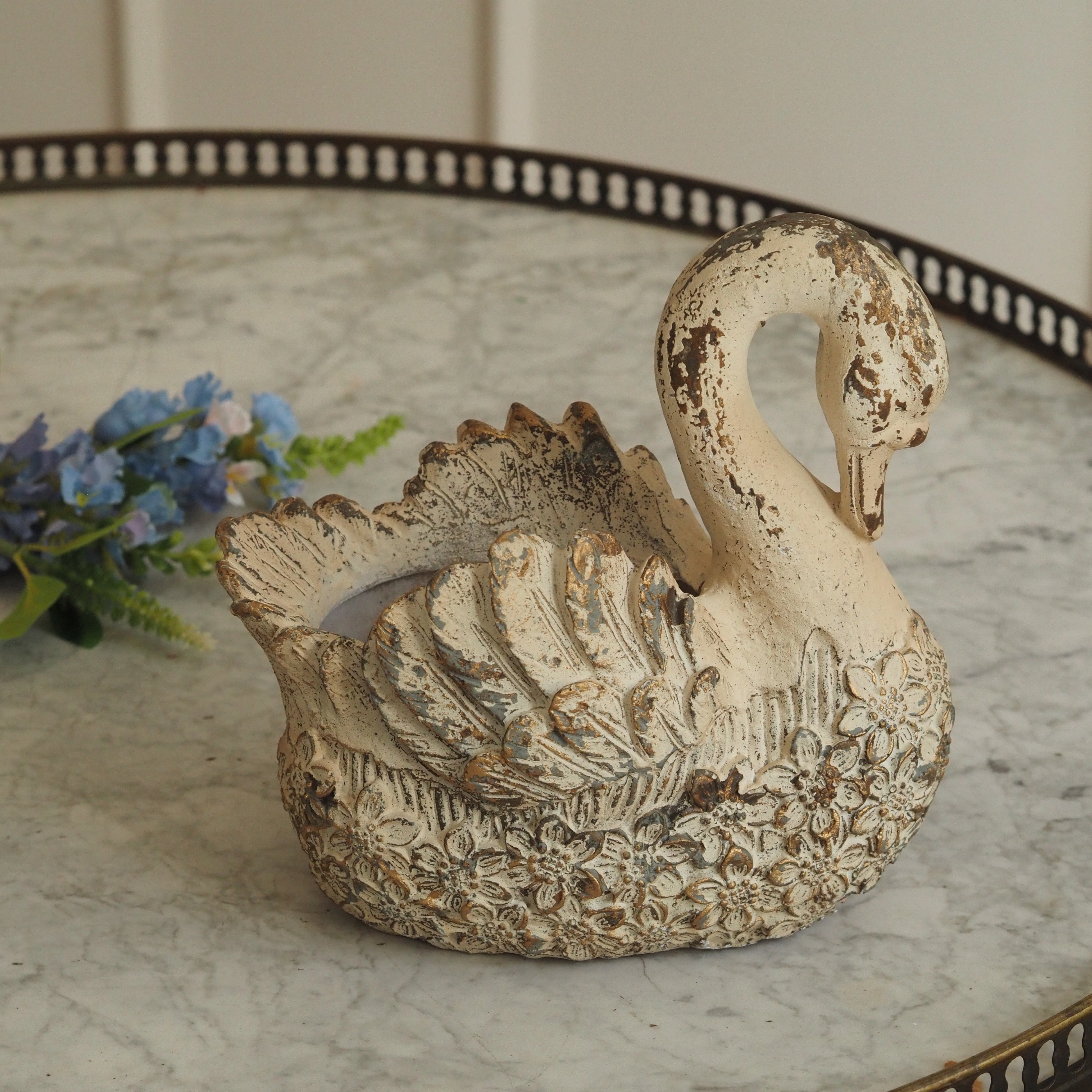 Schwan Dekofigur Crème · Polyresin mit Blütenrelief und Antik-Finish · 18 × 17 cm