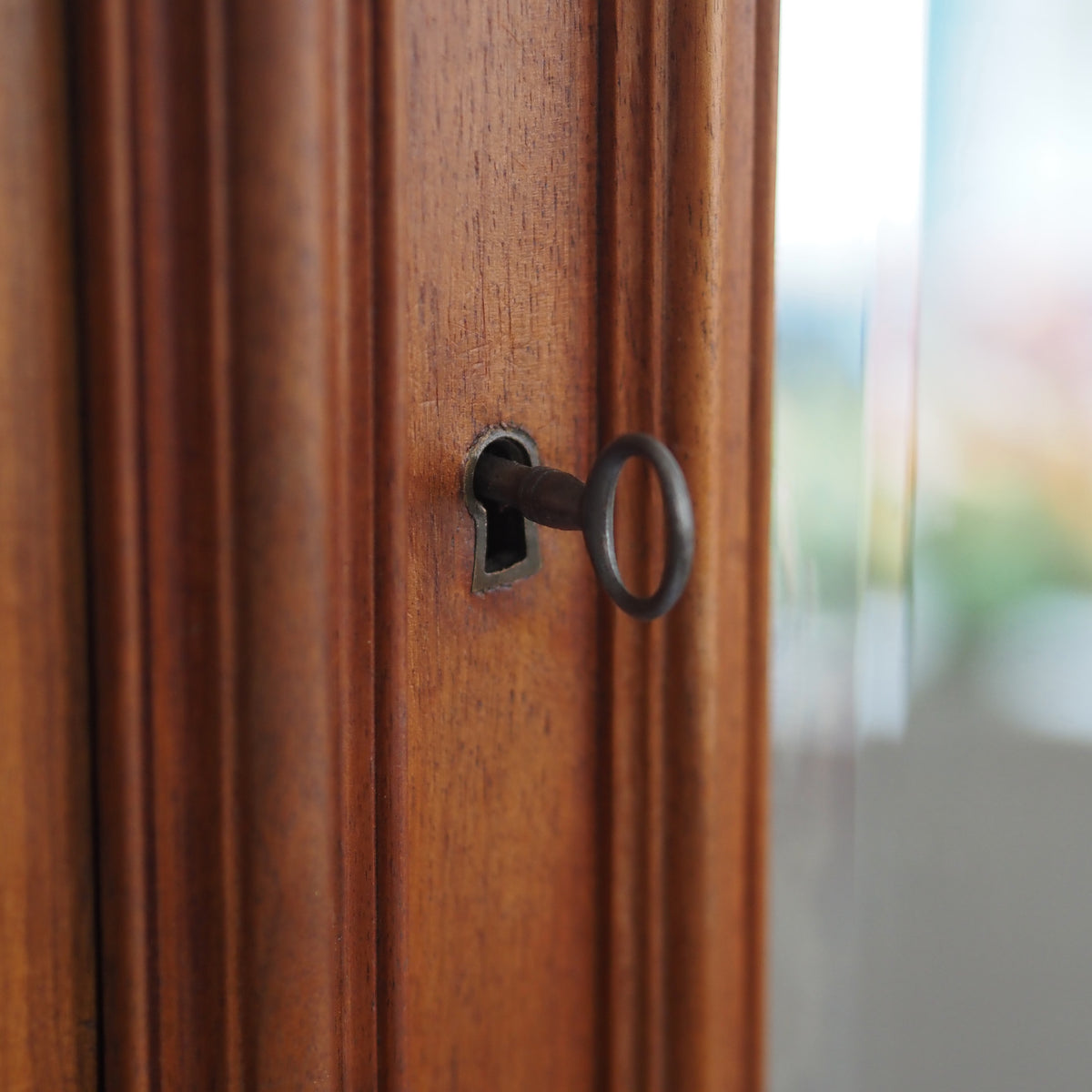 Kleiderschrank im Rokoko-Stil mit Spiegeltüren, um 1900