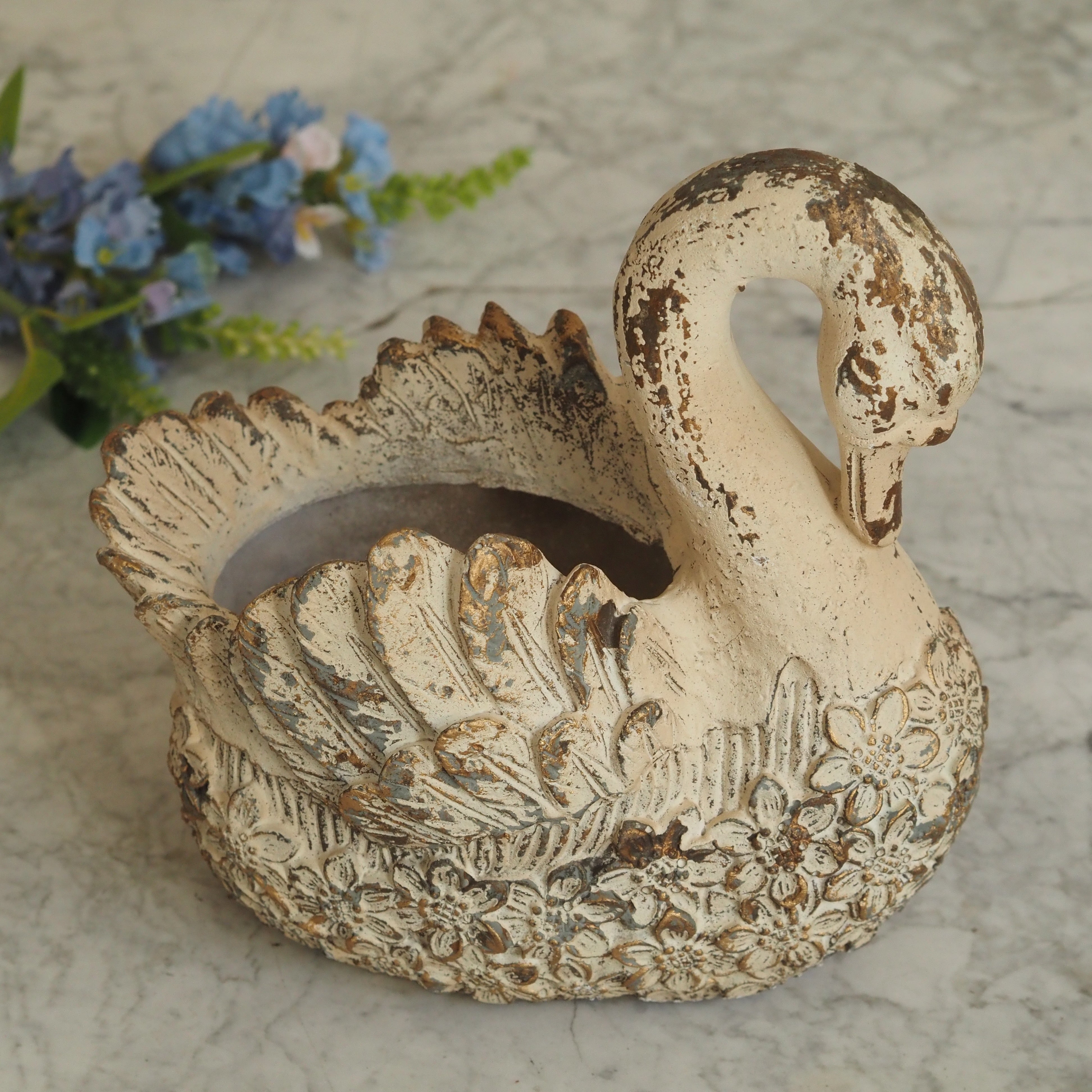 Schwan Dekofigur Crème · Polyresin mit Blütenrelief und Antik-Finish · 18 × 17 cm