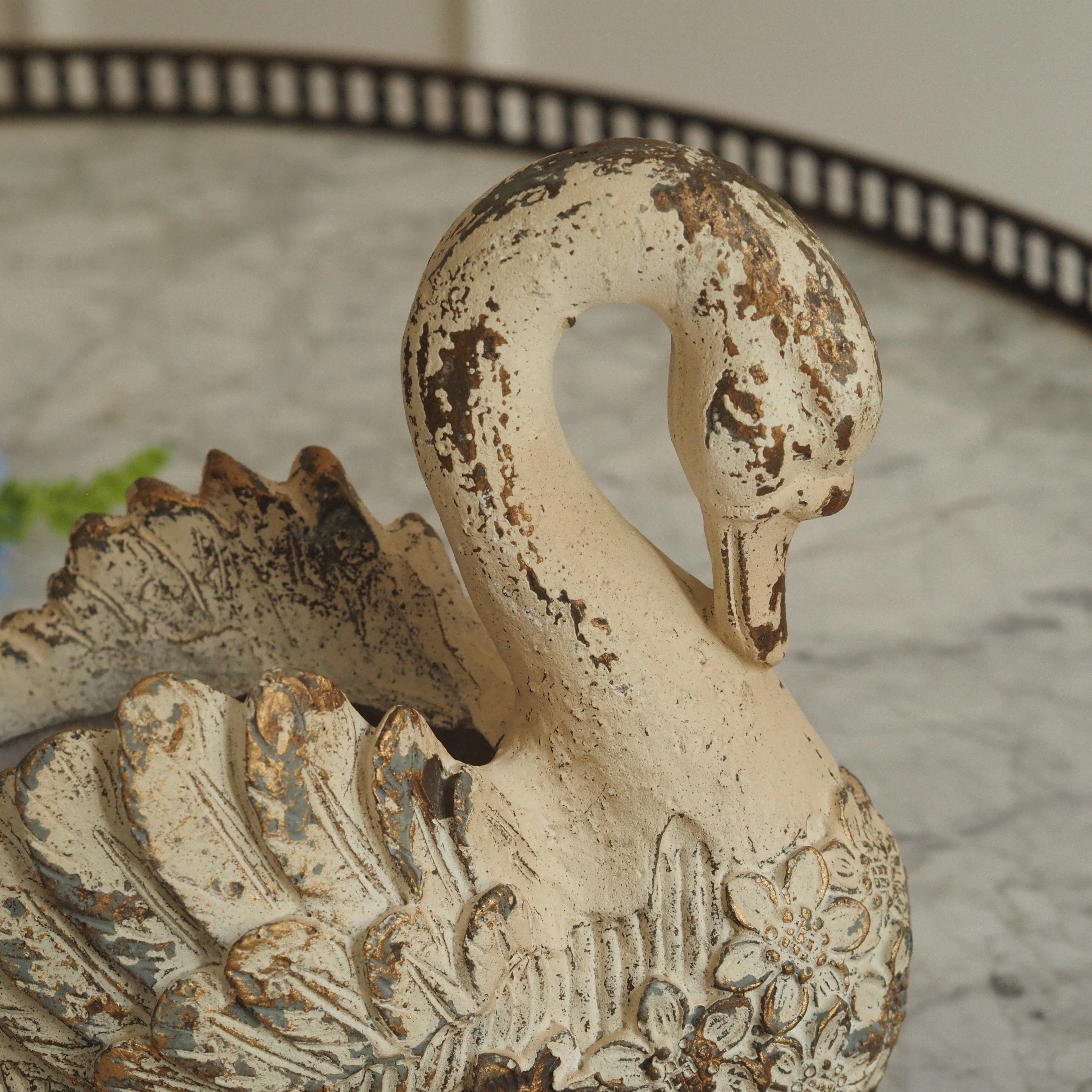 Schwan Dekofigur Crème · Polyresin mit Blütenrelief und Antik-Finish · 18 × 17 cm