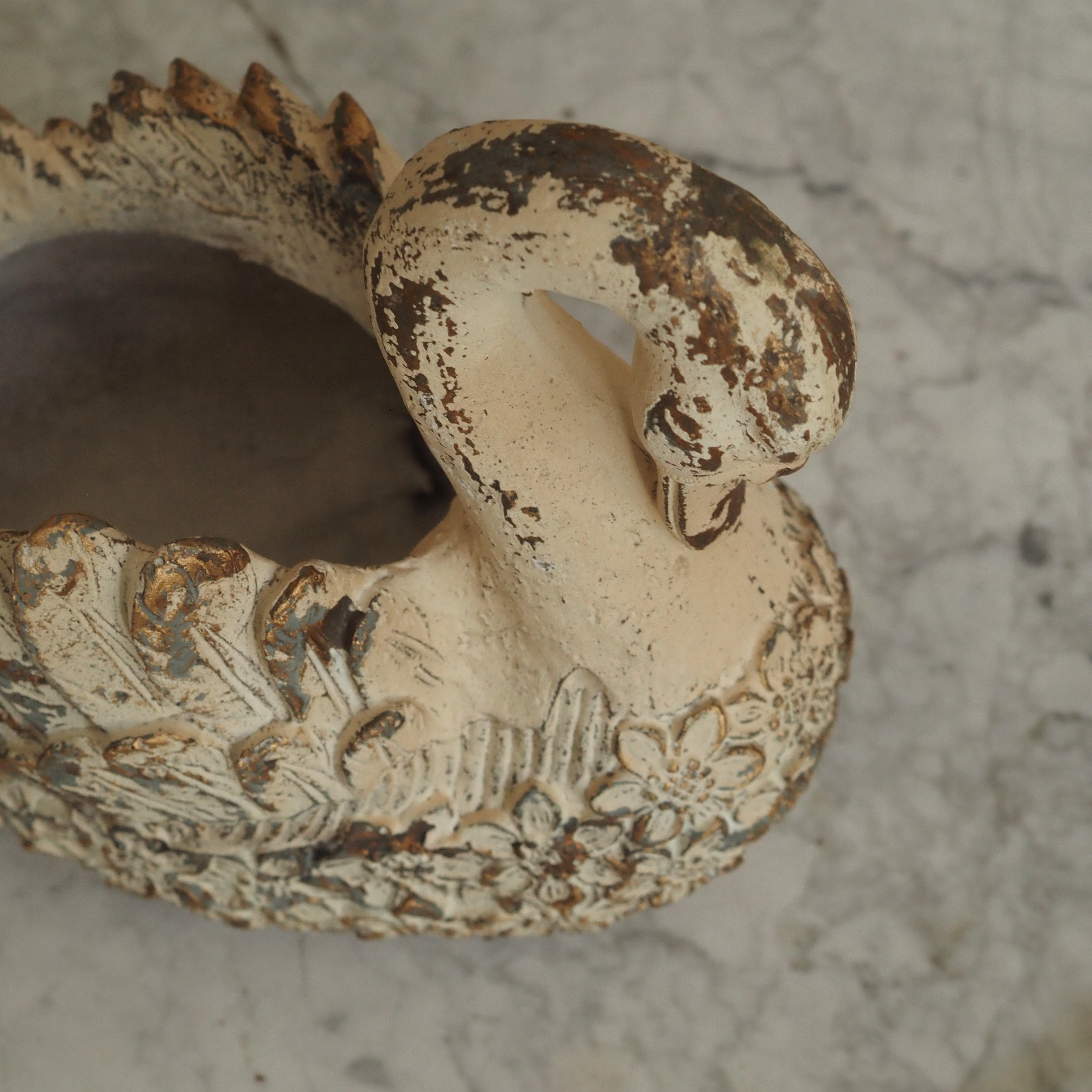 Schwan Dekofigur Crème · Polyresin mit Blütenrelief und Antik-Finish · 18 × 17 cm