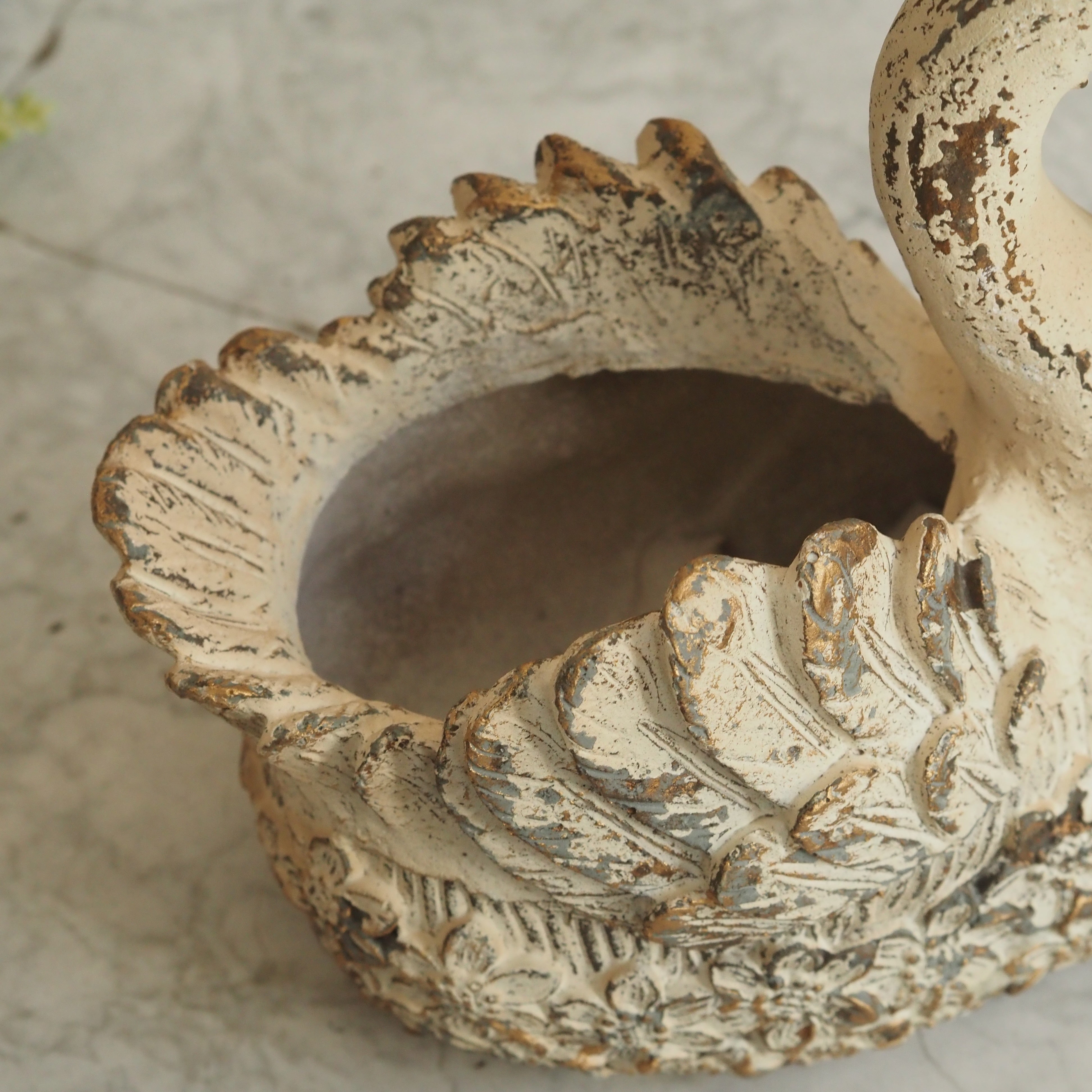 Schwan Dekofigur Crème · Polyresin mit Blütenrelief und Antik-Finish · 18 × 17 cm