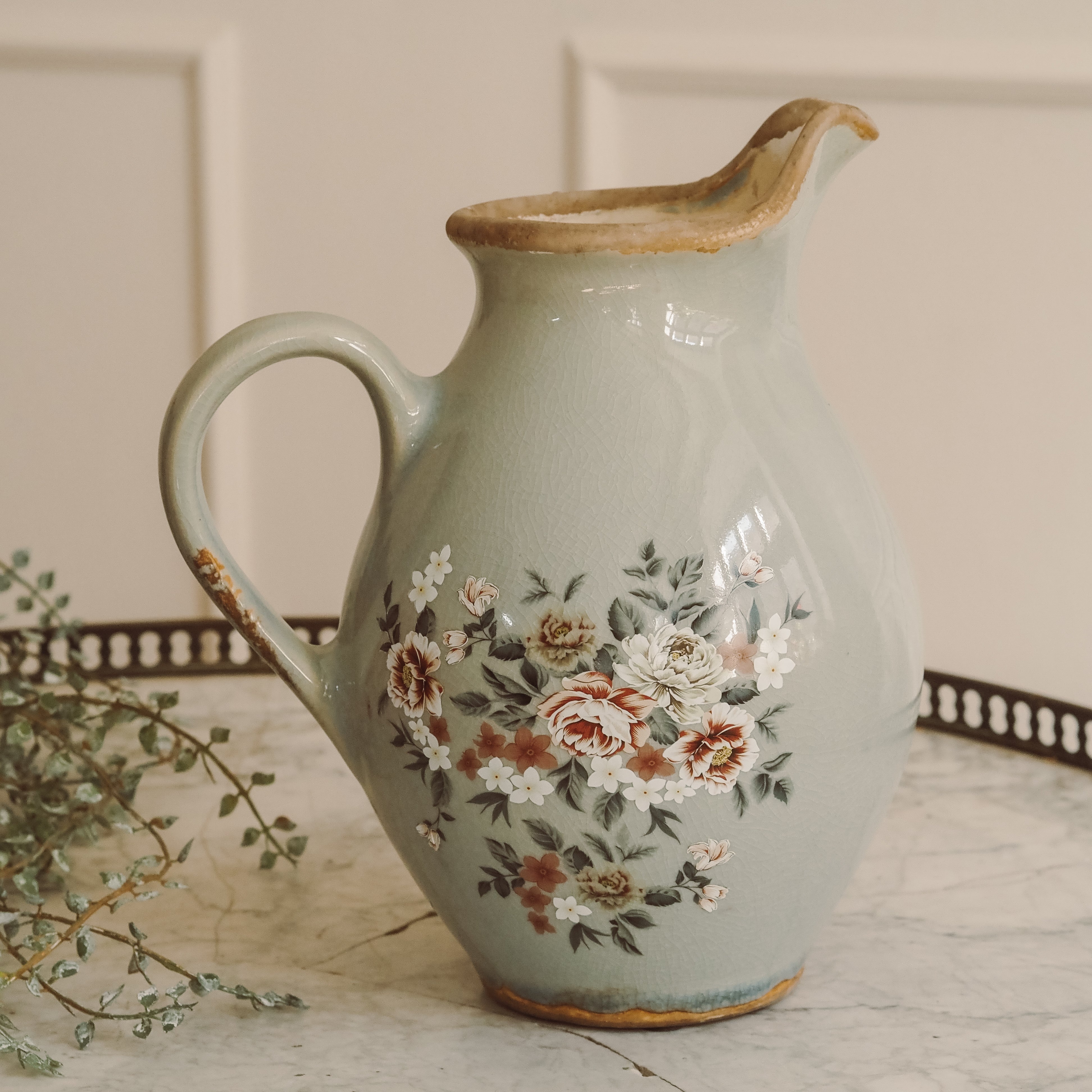 Deko-Kanne Salbeigrün · Bauchiger Keramikkrug mit Blumendekor und Krakelee-Glasur