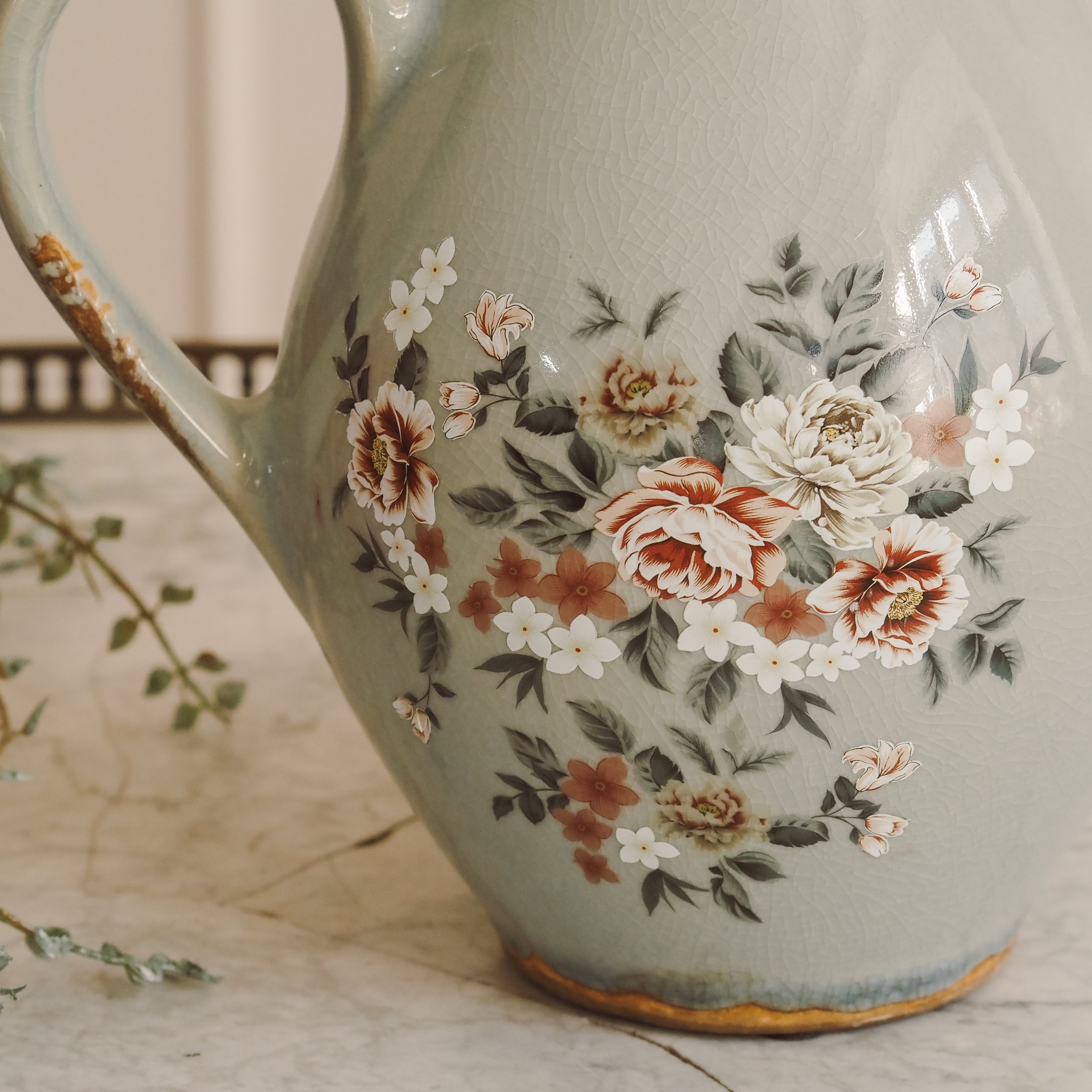 Deko-Kanne Salbeigrün · Bauchiger Keramikkrug mit Blumendekor und Krakelee-Glasur