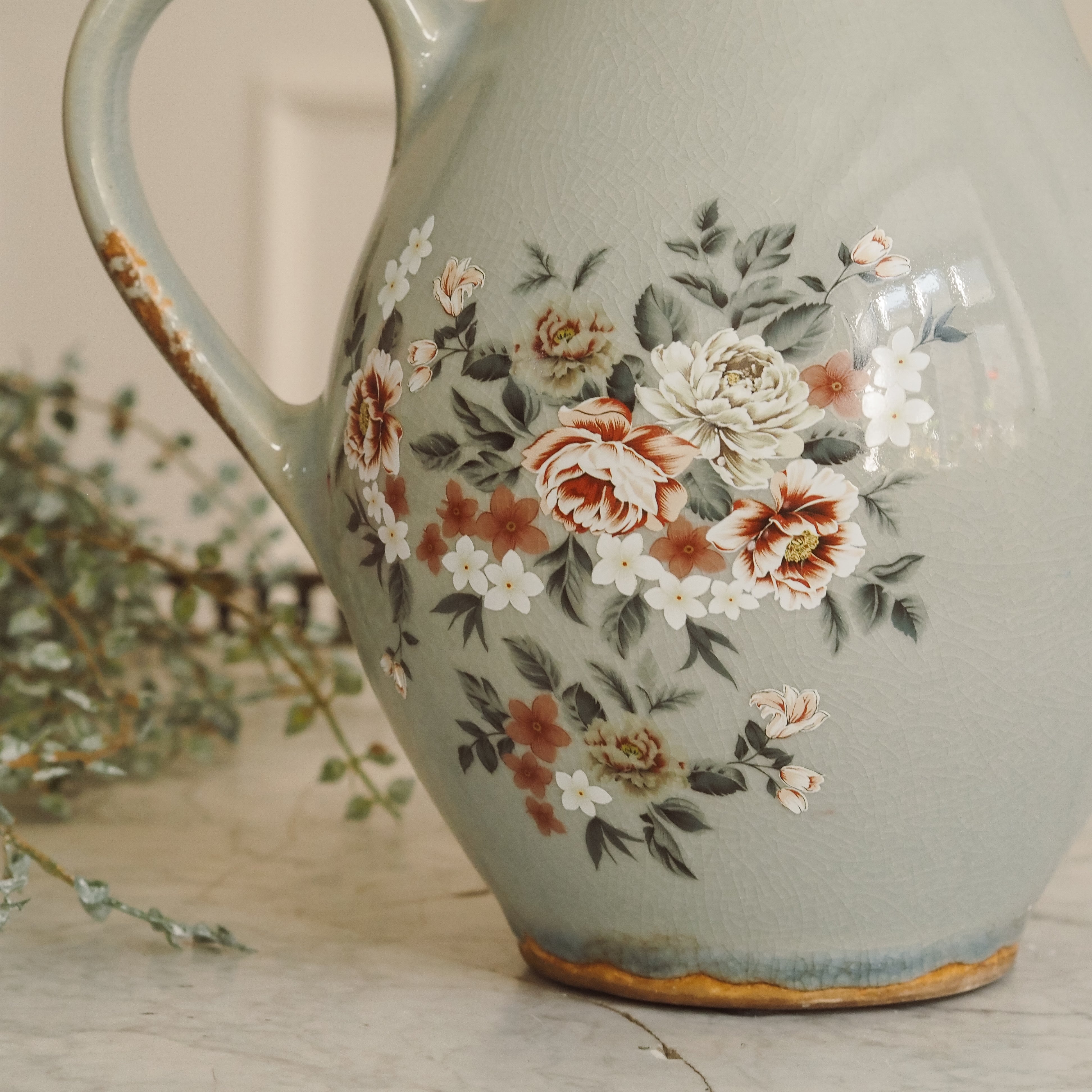 Deko-Kanne Salbeigrün · Bauchiger Keramikkrug mit Blumendekor und Krakelee-Glasur