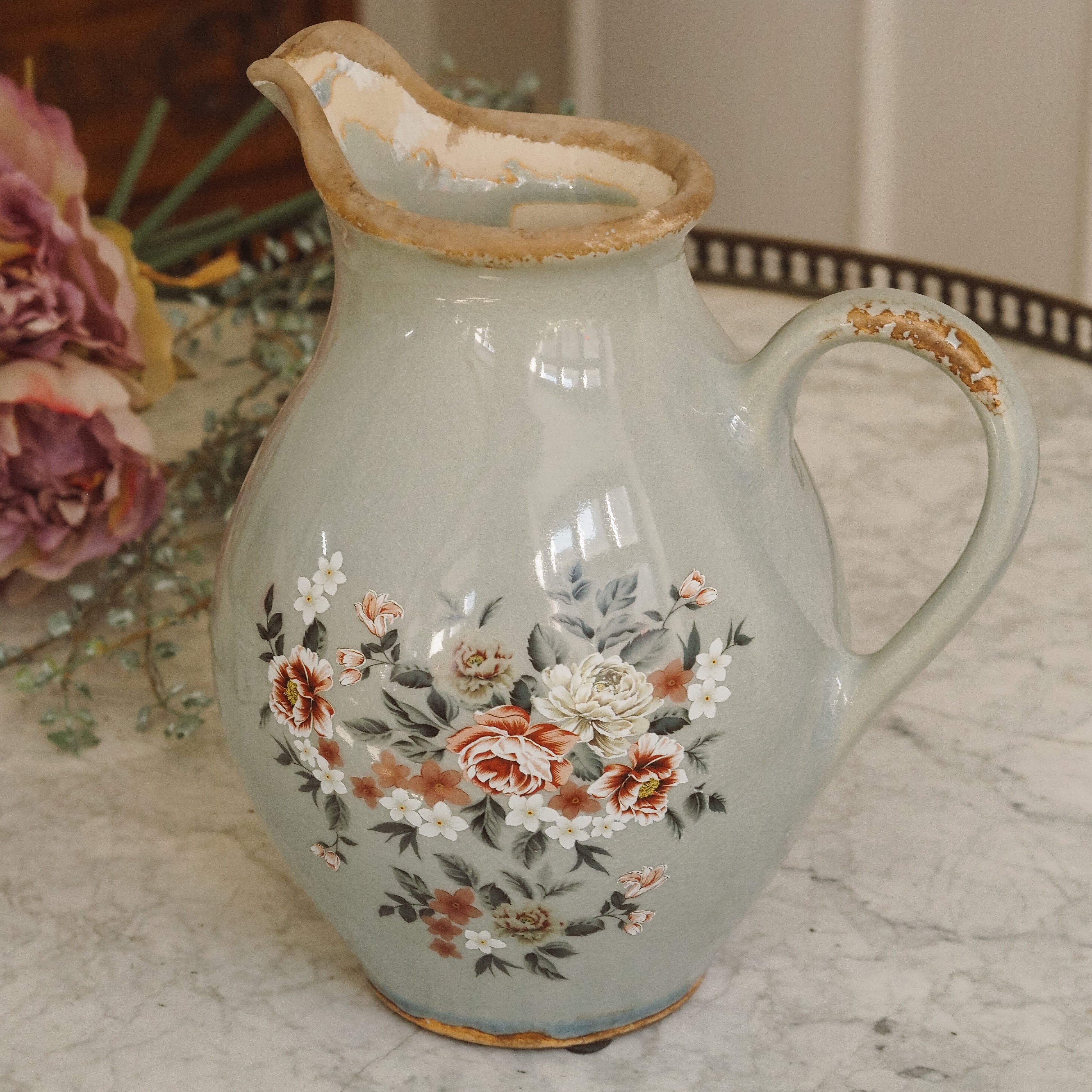 Deko-Kanne Salbeigrün · Bauchiger Keramikkrug mit Blumendekor und Krakelee-Glasur